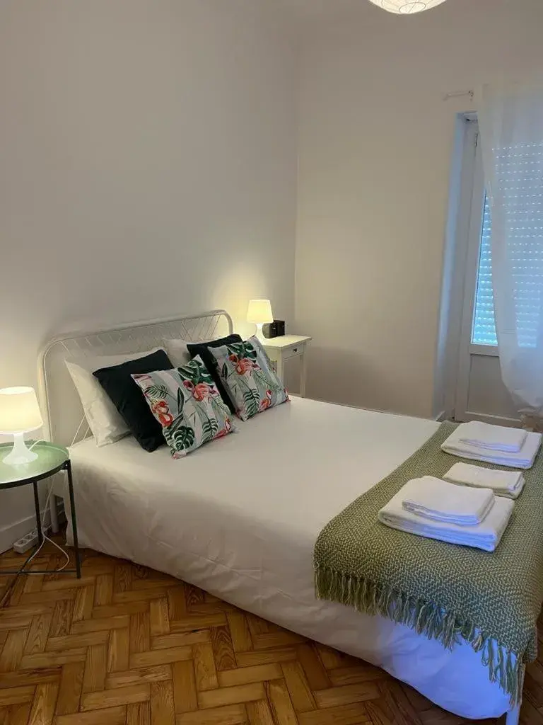 Standard Double Room with Shared Bathroom in Alvalade II Airport Guest House Standard Double Room with Shared Bathroom in Alvalade II Airport Guest House