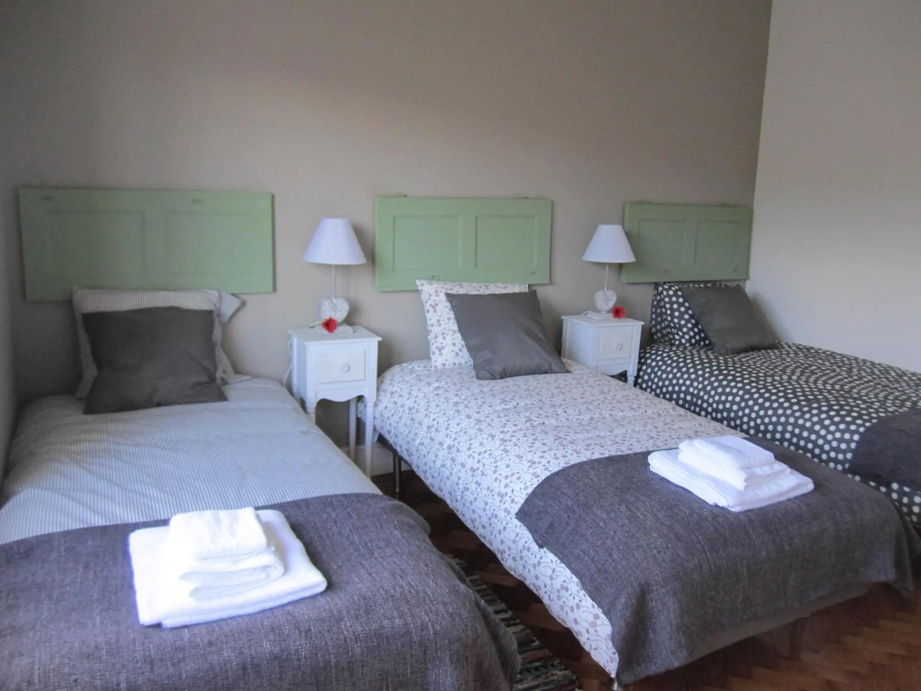 Economy Triple Room with Shared Bathroom in Alvalade II Airport Guest House Economy Triple Room with Shared Bathroom in Alvalade II Airport Guest House