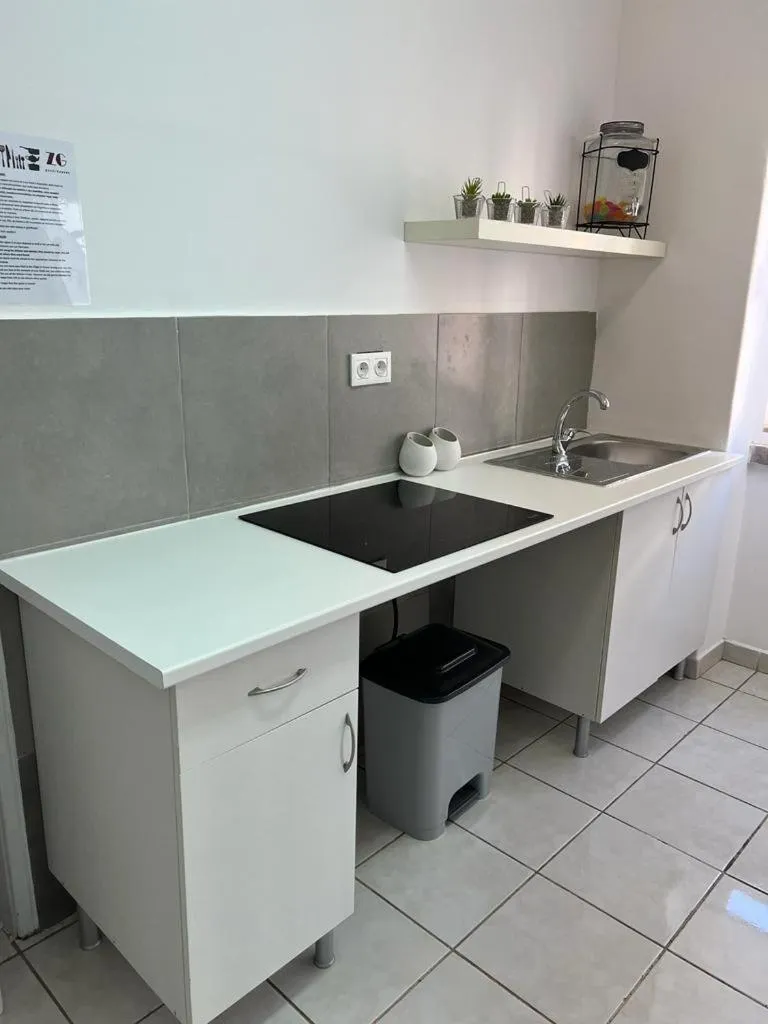 Kitchen or kitchenette in Alvalade II Airport Guest House
