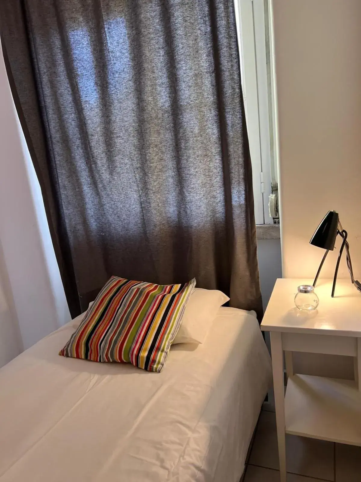 Small Single Room in Alvalade II Airport Guest House Small Single Room in Alvalade II Airport Guest House