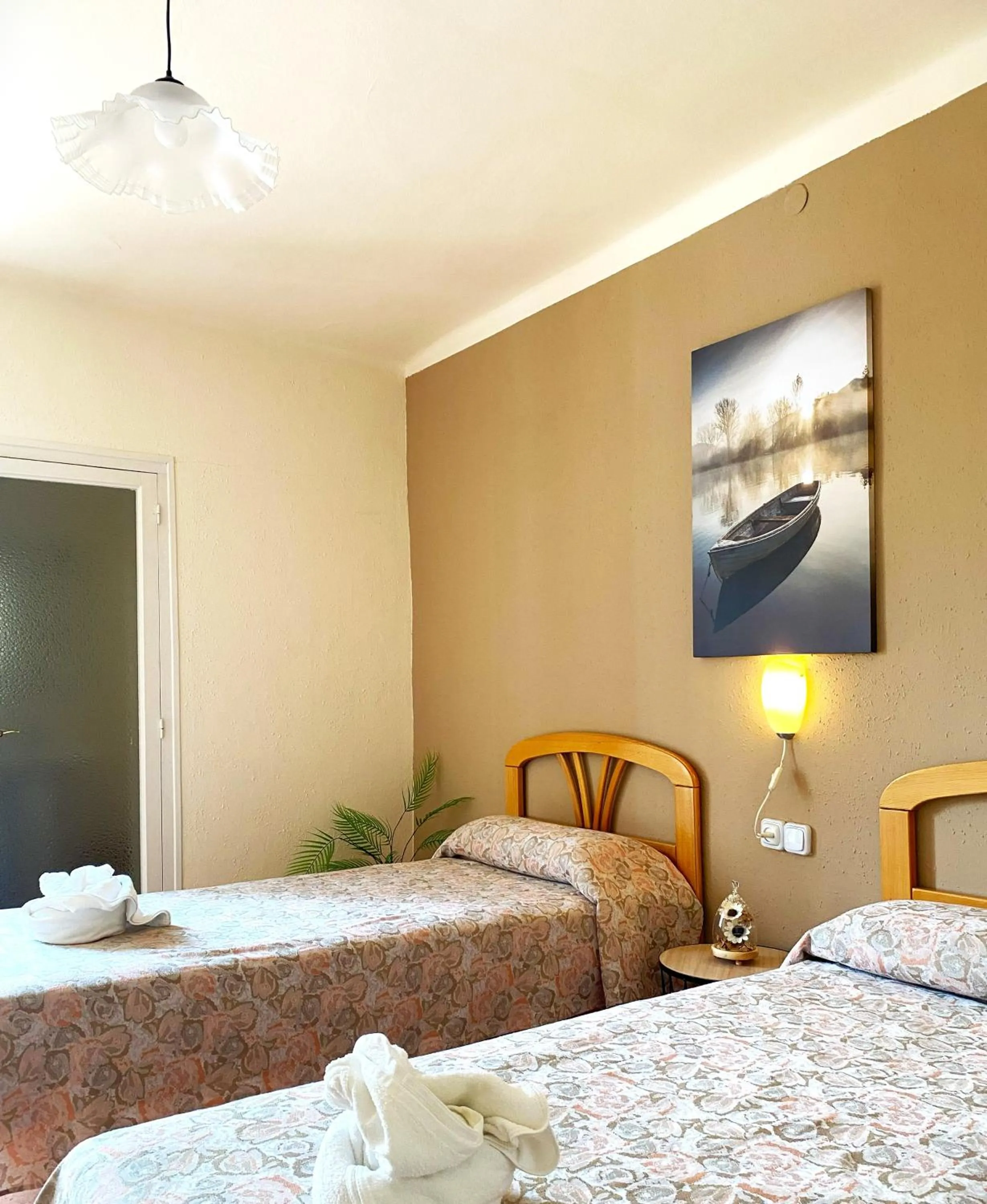 Bed in Hostal Lleida