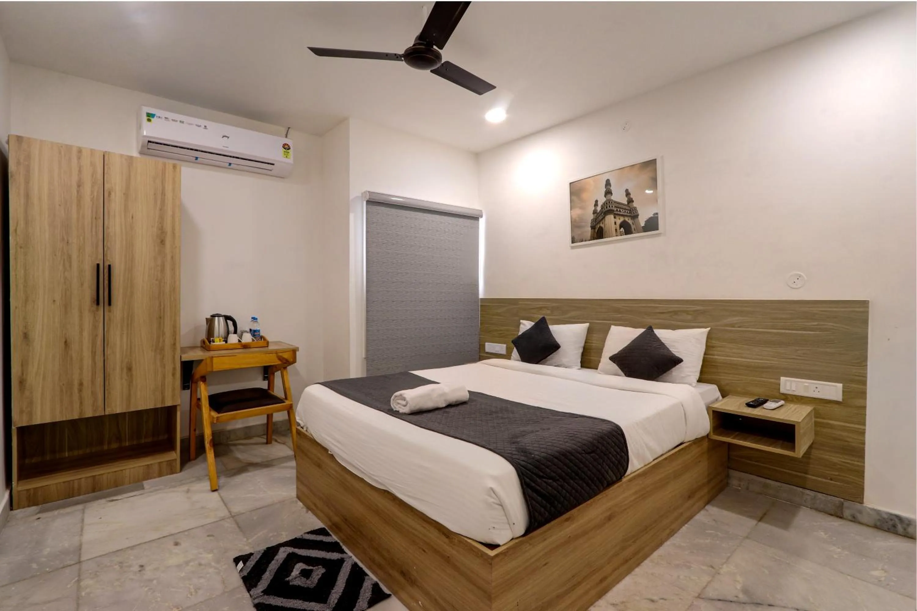 Photo of the whole room, Bed in Frenotel