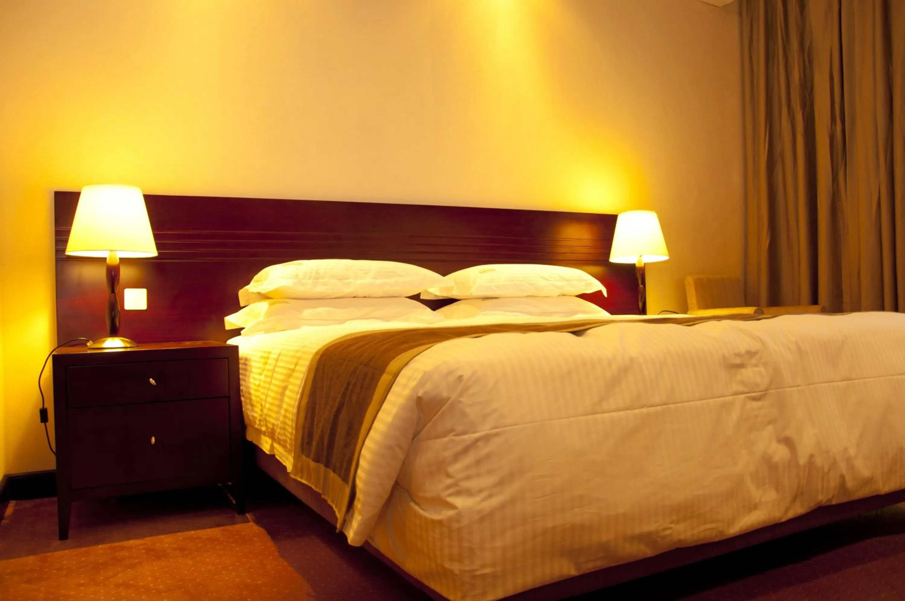 Bedroom, Bed in Gorillas Golf Hotel