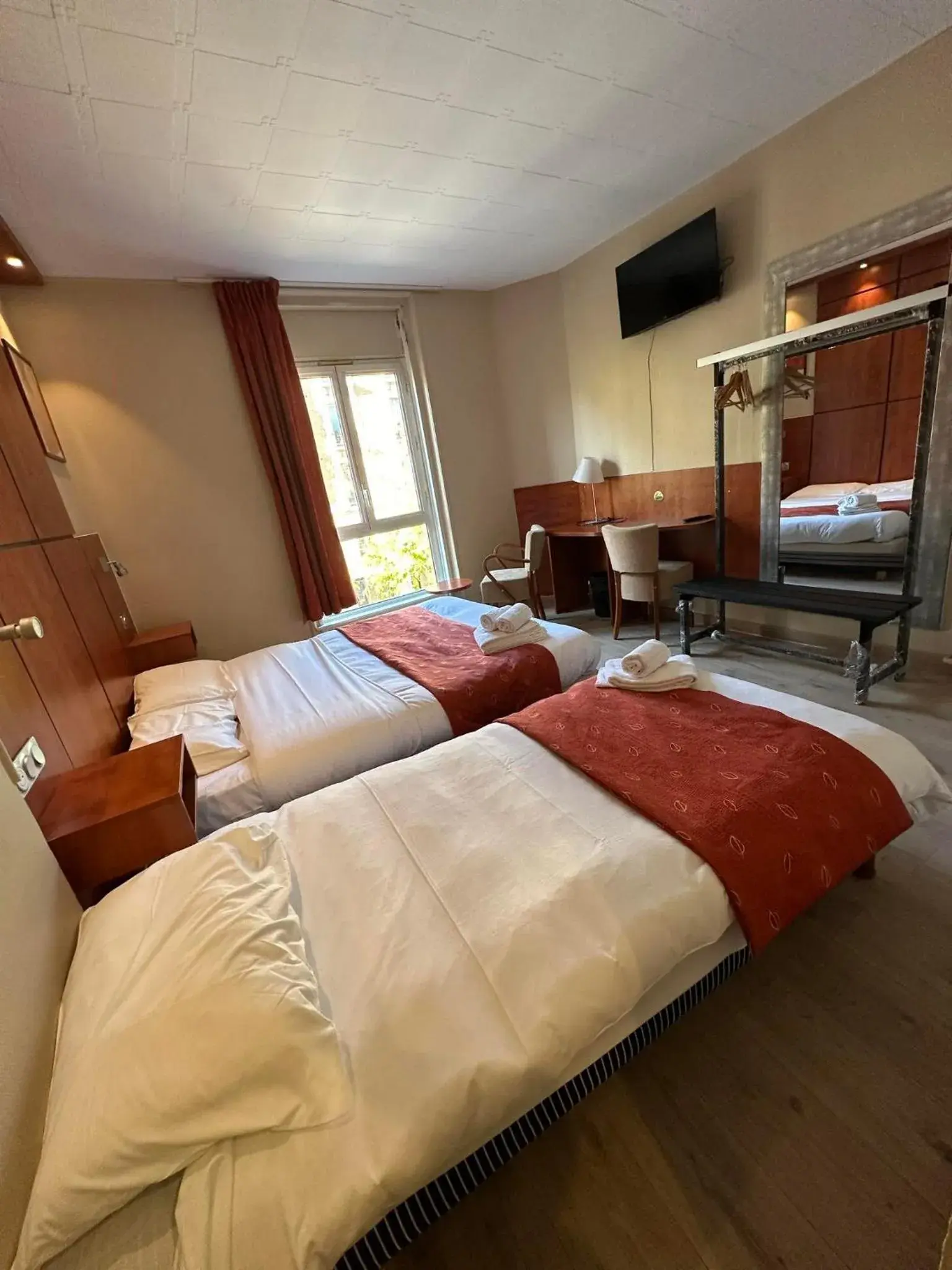 Triple Room with City View in Hôtel Victoria Triple Room with City View in Hôtel Victoria