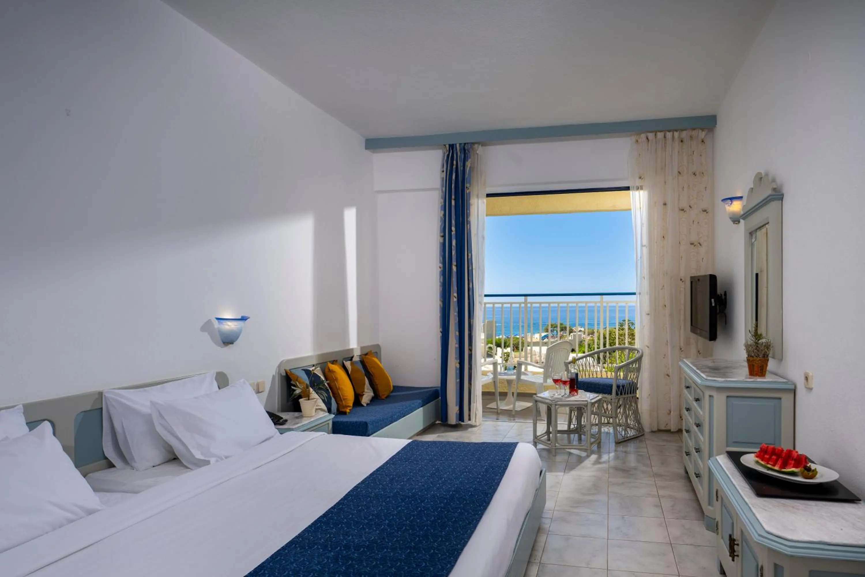 Photo of the whole room, Bed in Mare Blue Hotel