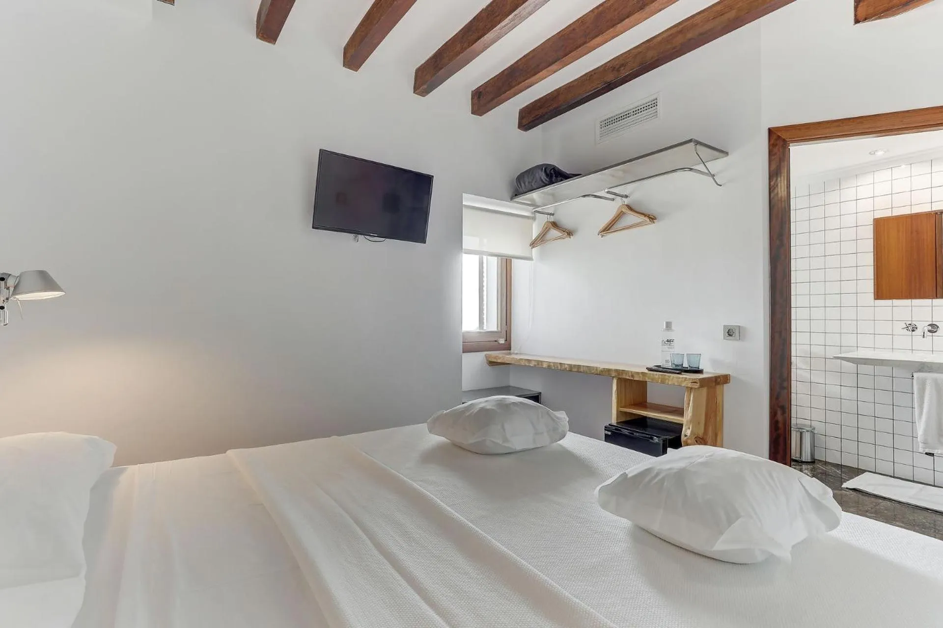 Bedroom, Bed in Desbrull