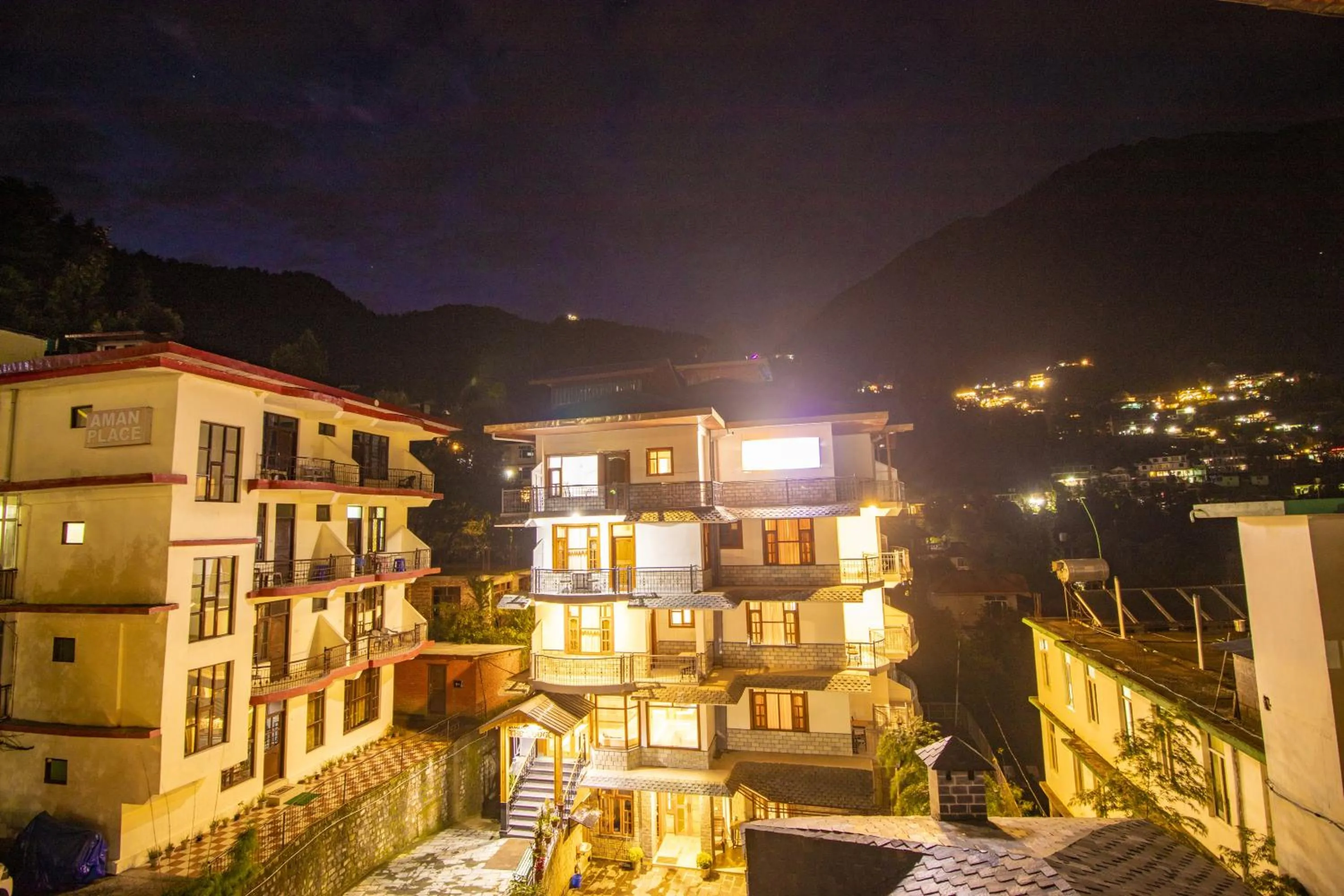 Property building in WOW STAYZ2 Hotel The Lodge