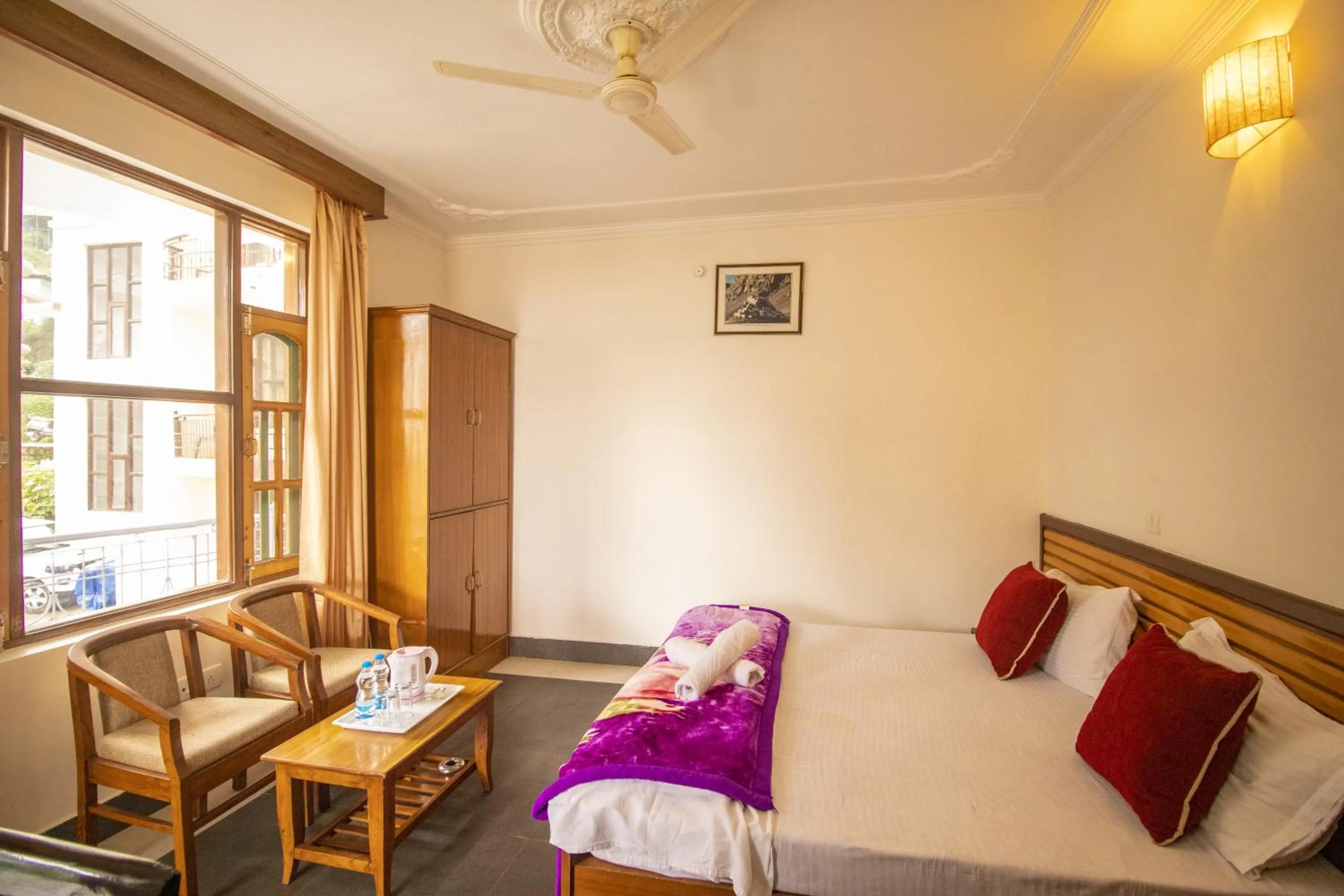 Seating area, Bed in WOW STAYZ2 Hotel The Lodge