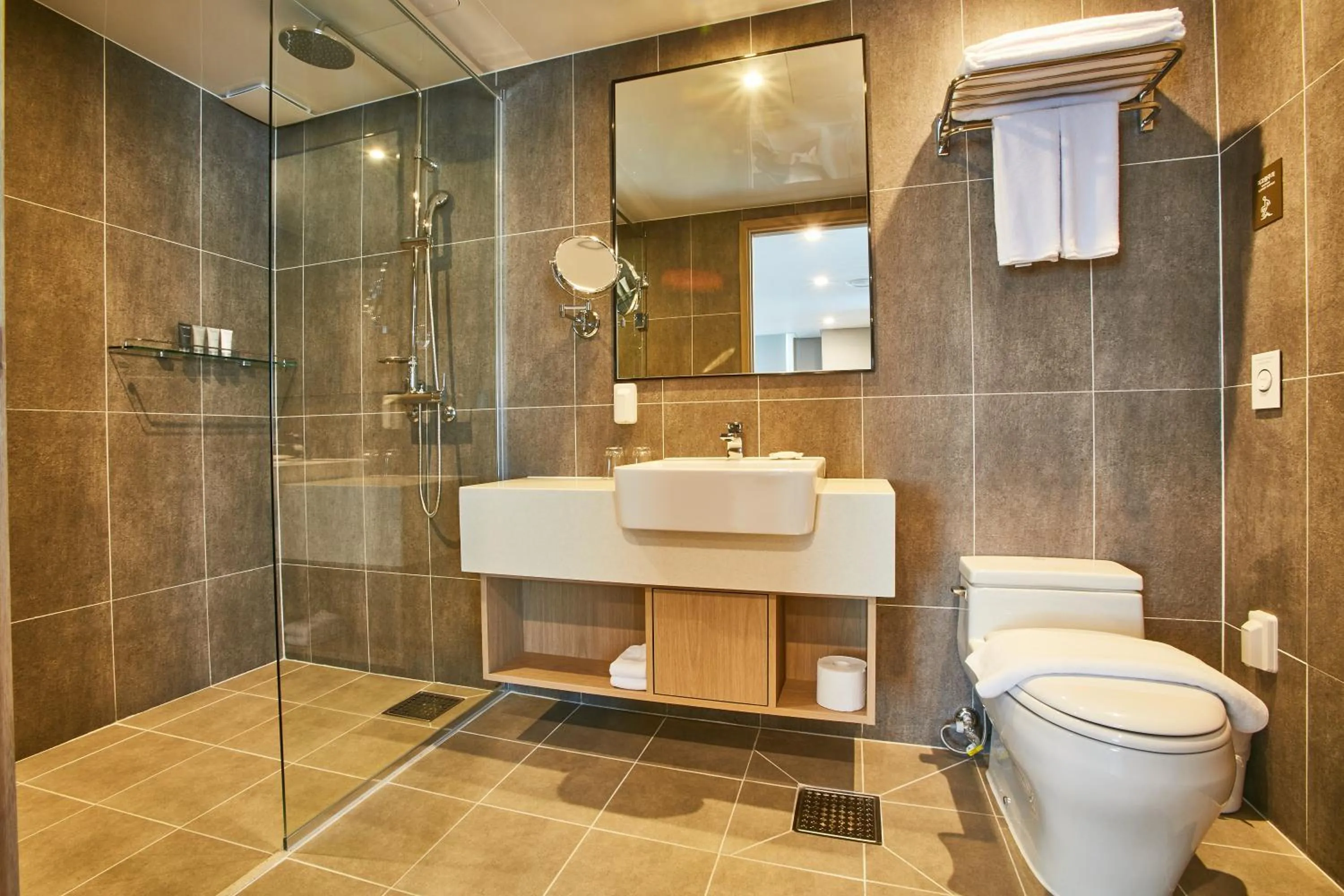 Shower in Island Castle Hotel & Waterpark