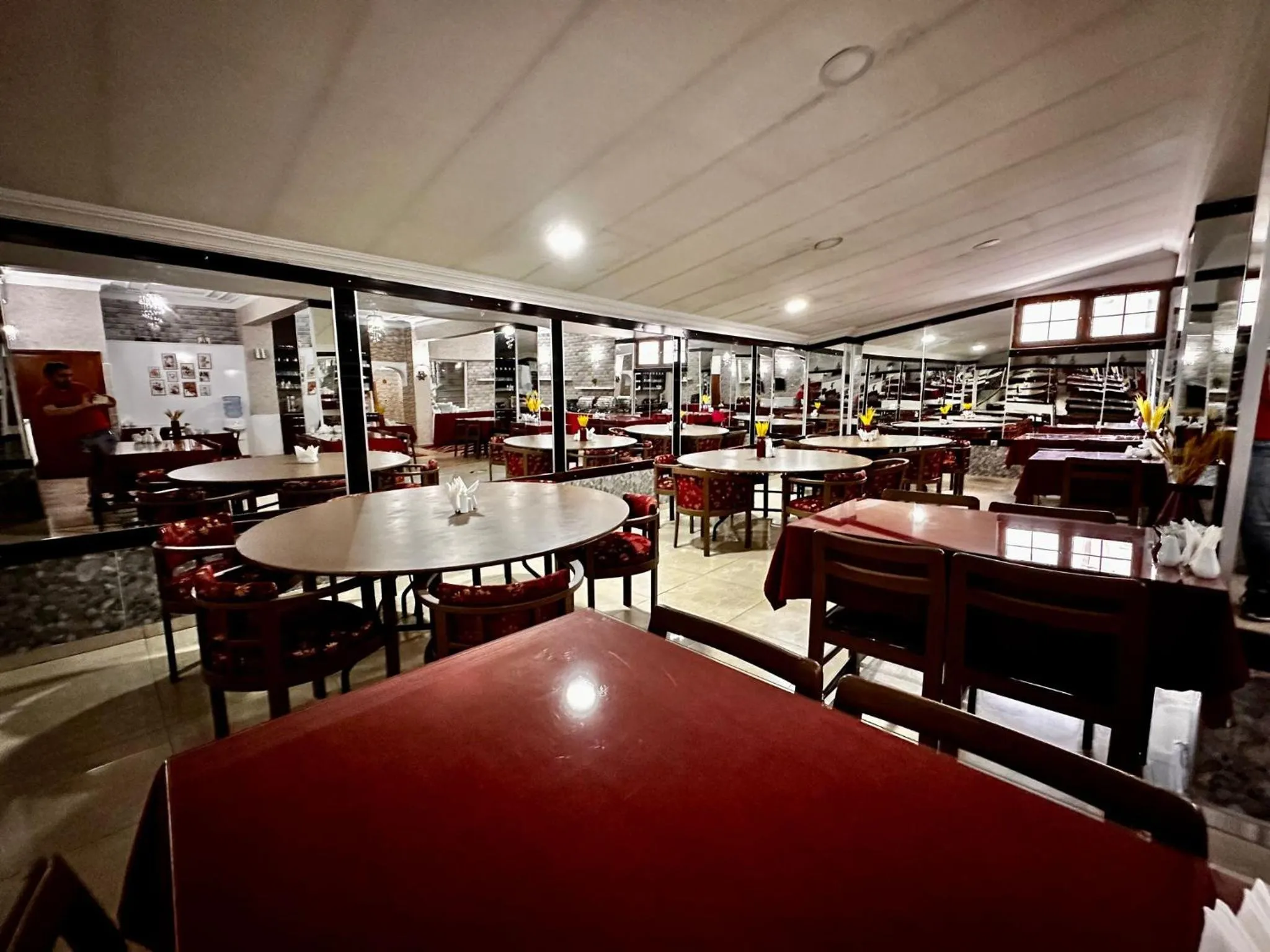 Restaurant/places to eat in Hotel seven park