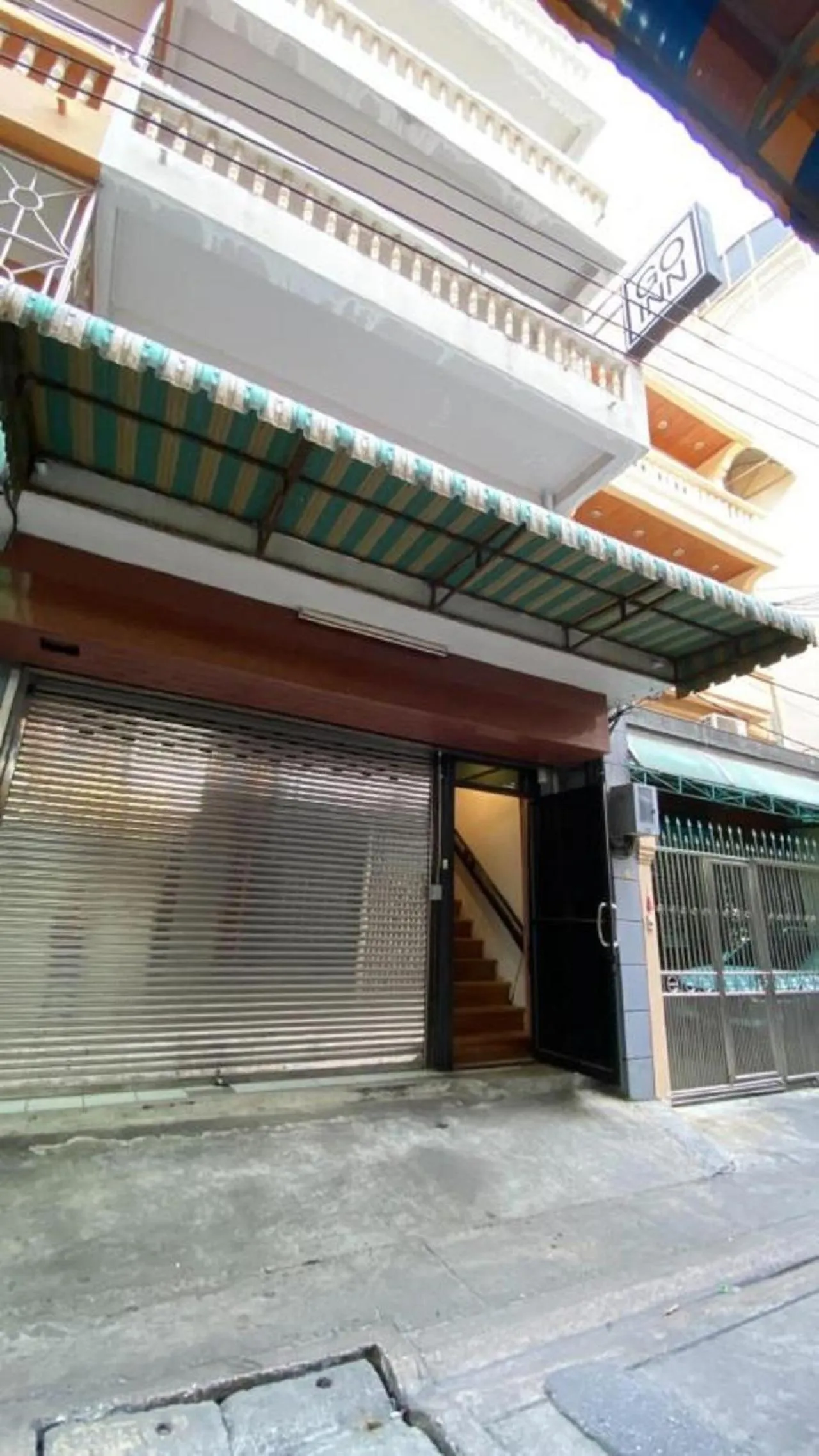 Property building in XX GO INN The Grand Palace Bangkok-Mrt Samyot Station