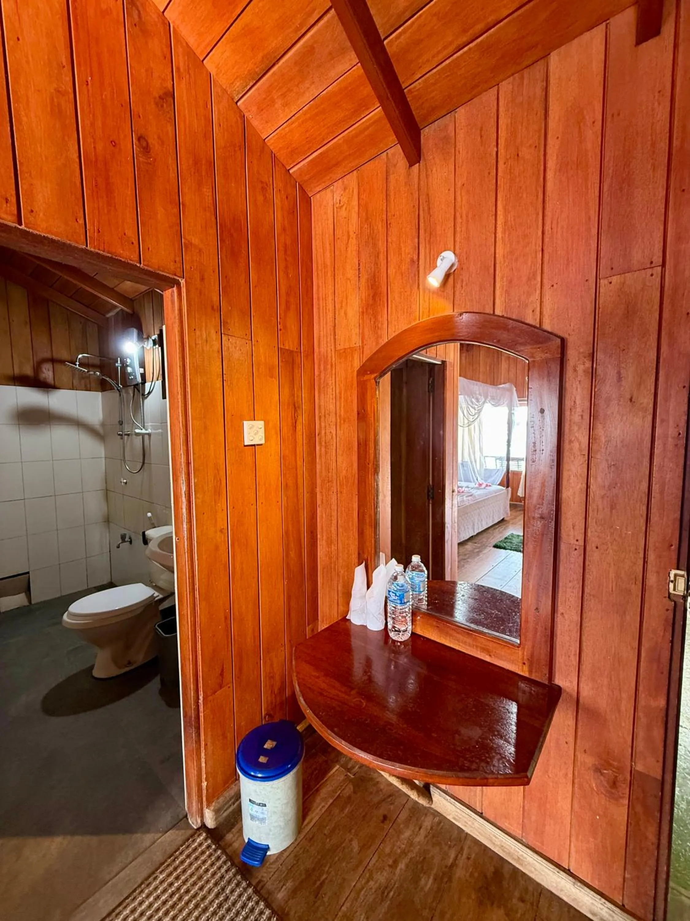 Shiny Lakeside Resort