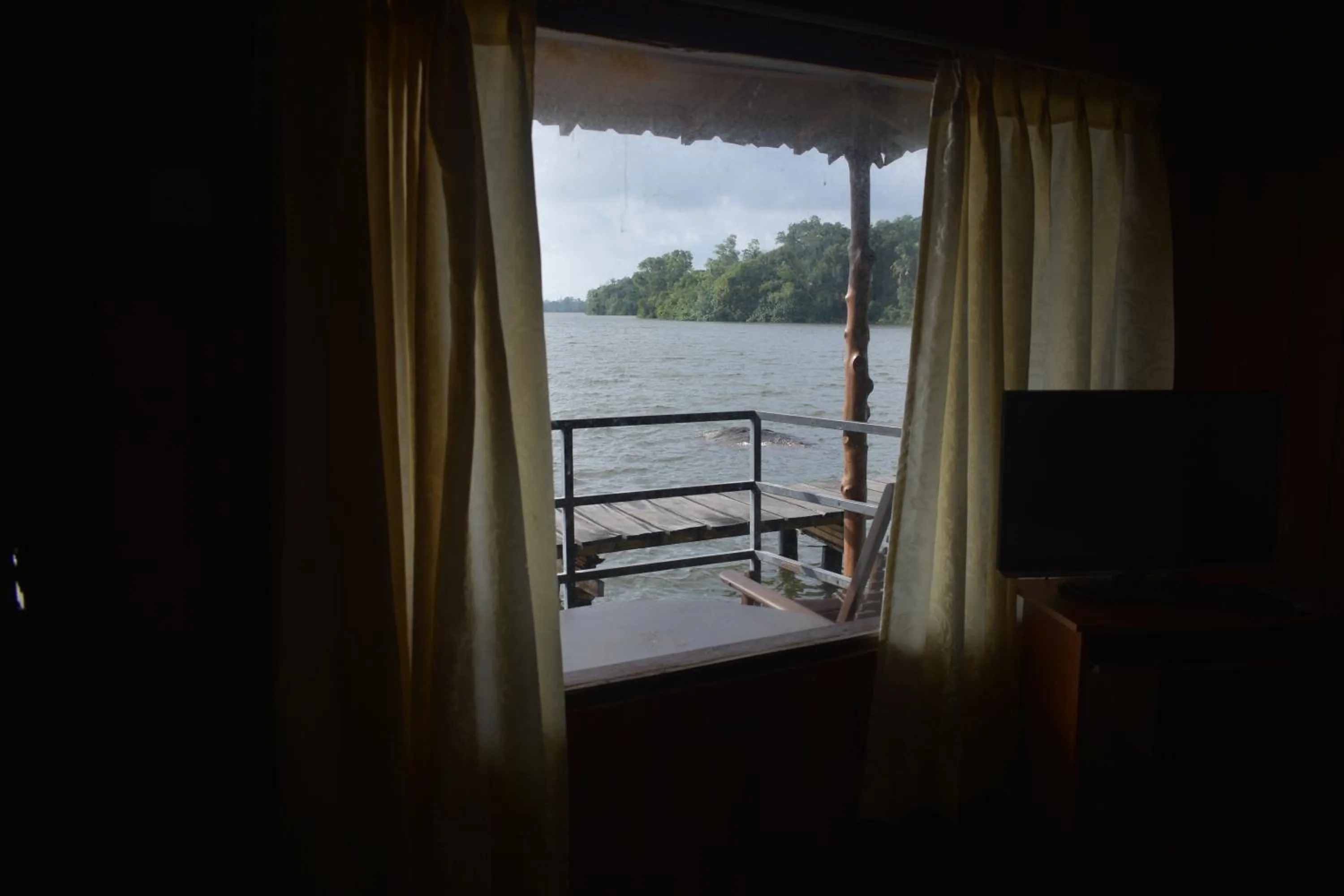 TV and multimedia in Shiny Lakeside Resort