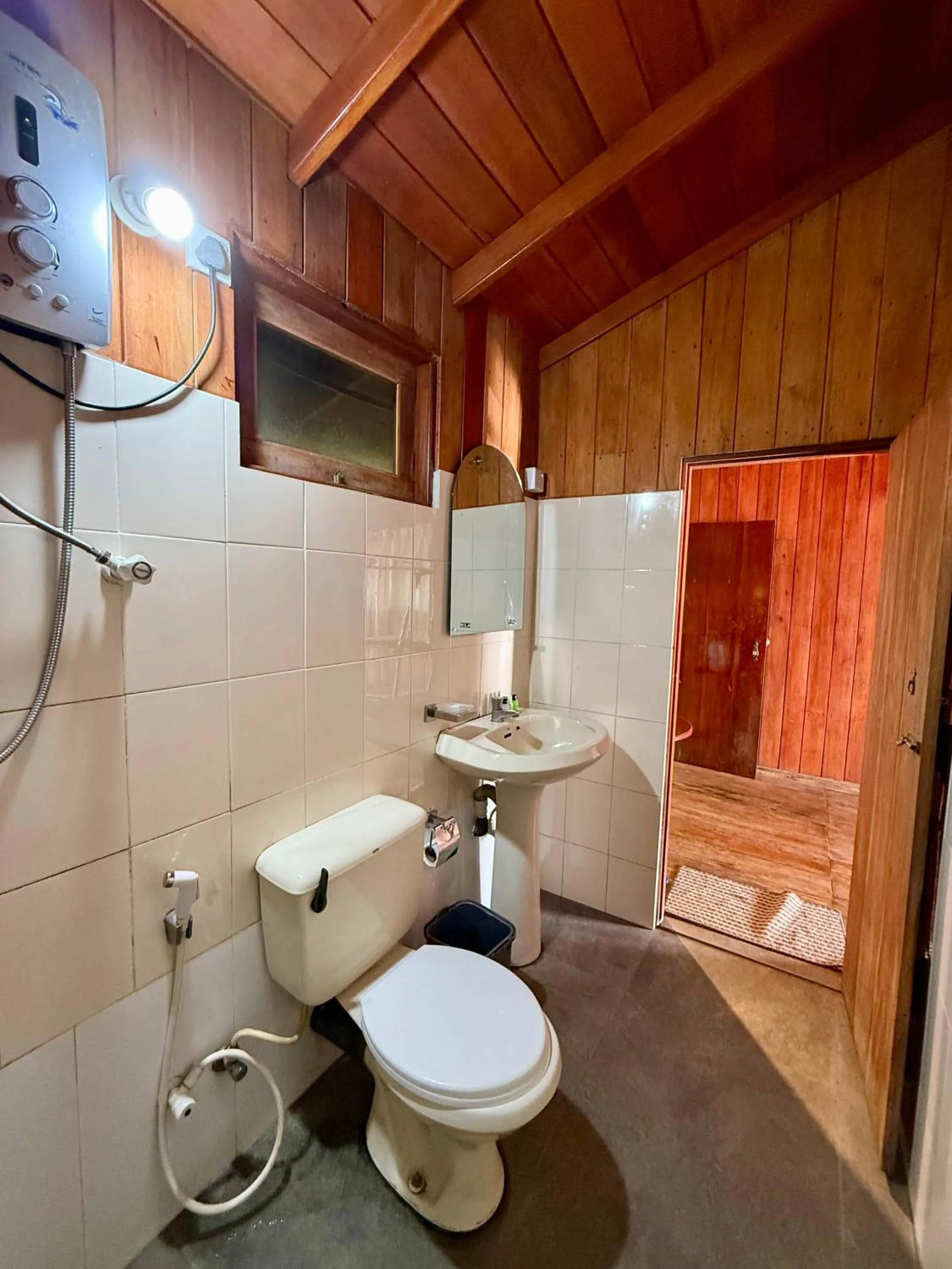 Shiny Lakeside Resort