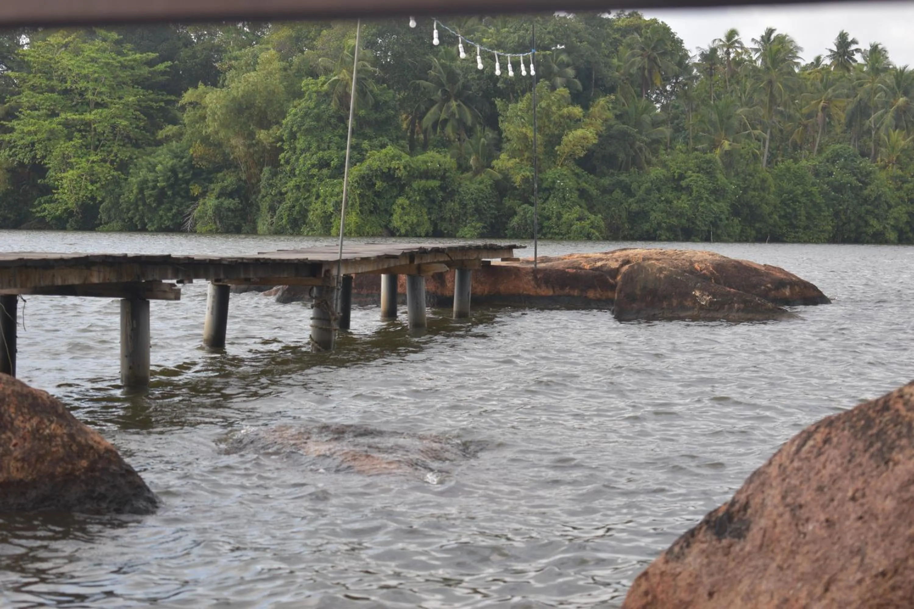 Shiny Lakeside Resort