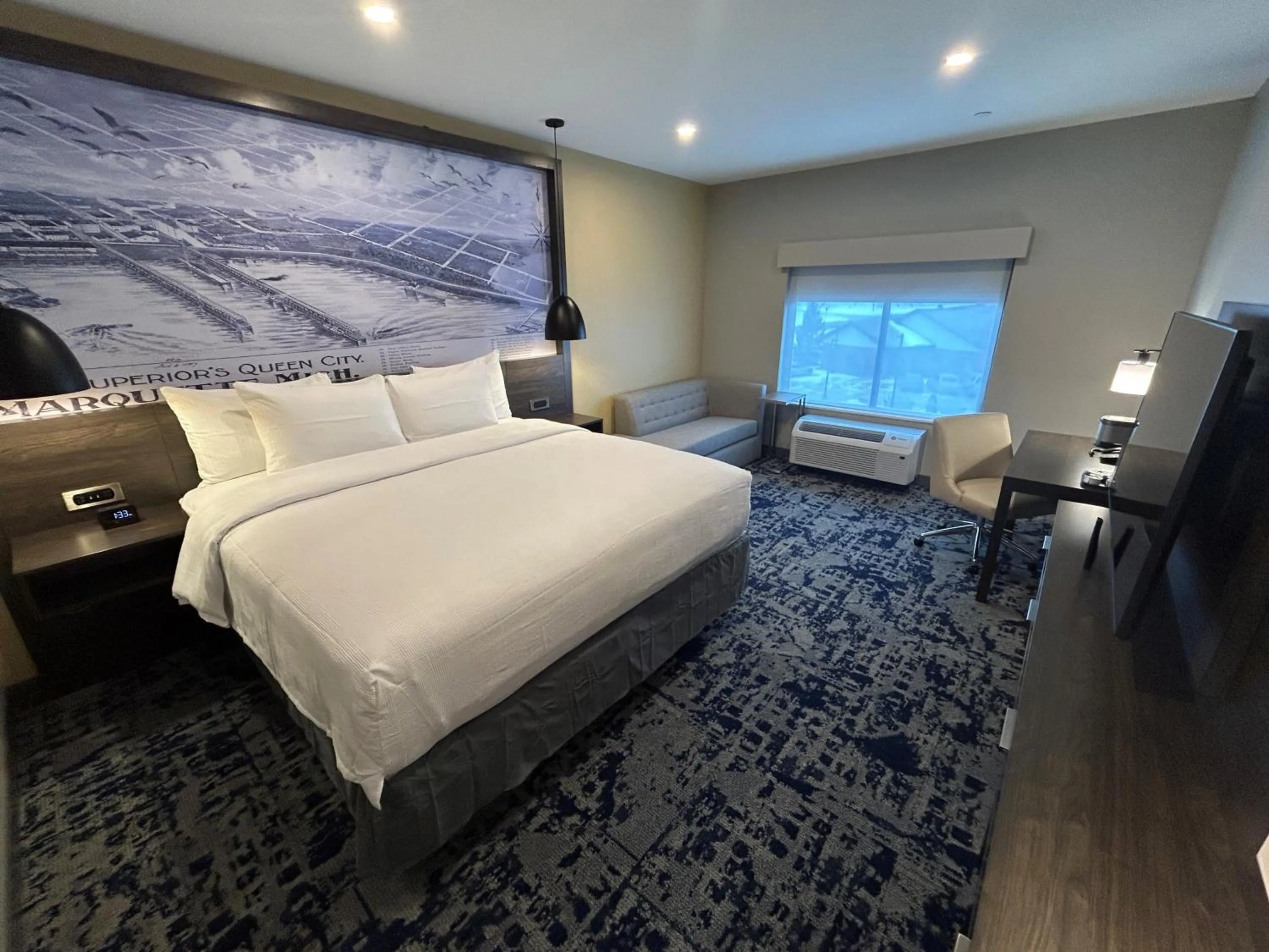 Bed in Best Western Plus Marquette Hotel & Suites