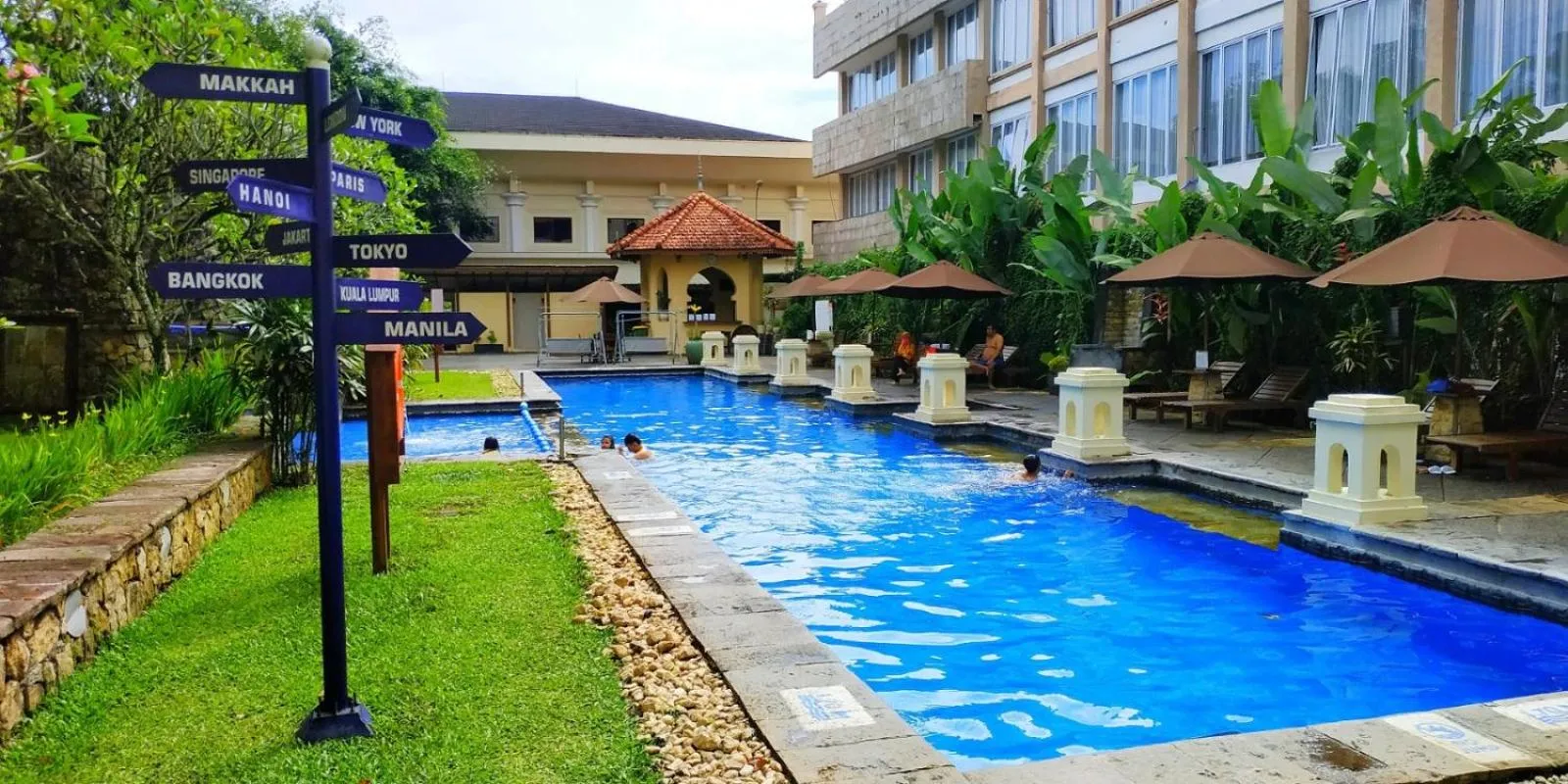 Swimming pool in Monopoli Hotel Bukittinggi