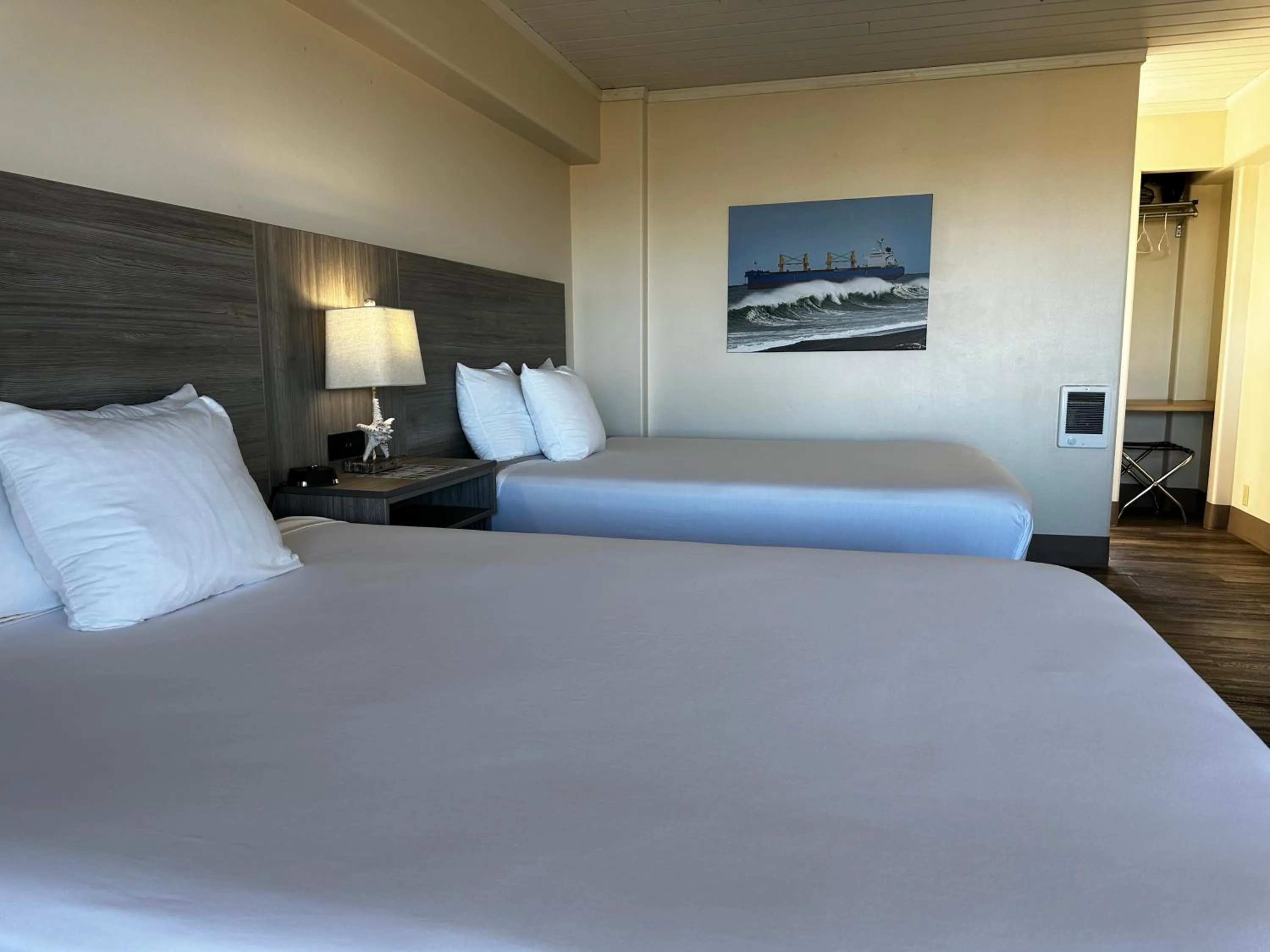 Bedroom, Bed in Westport Inn