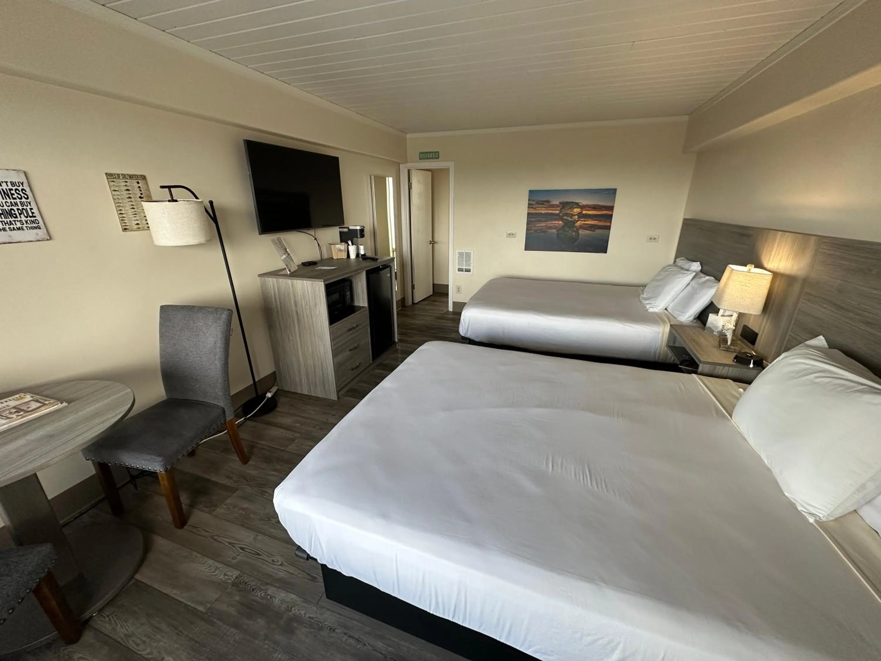 Photo of the whole room, Bed in Westport Inn