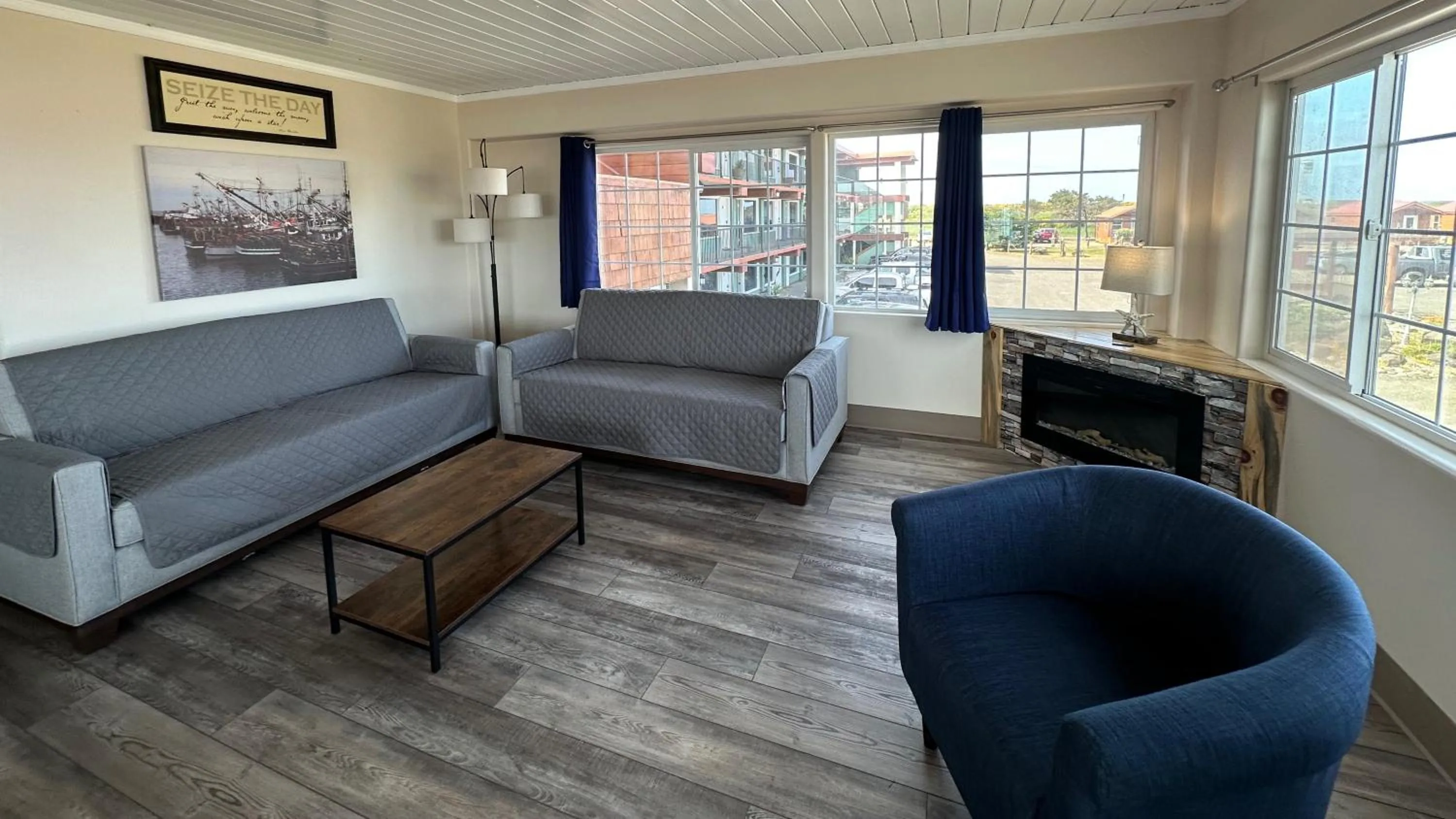 Living room in Westport Inn