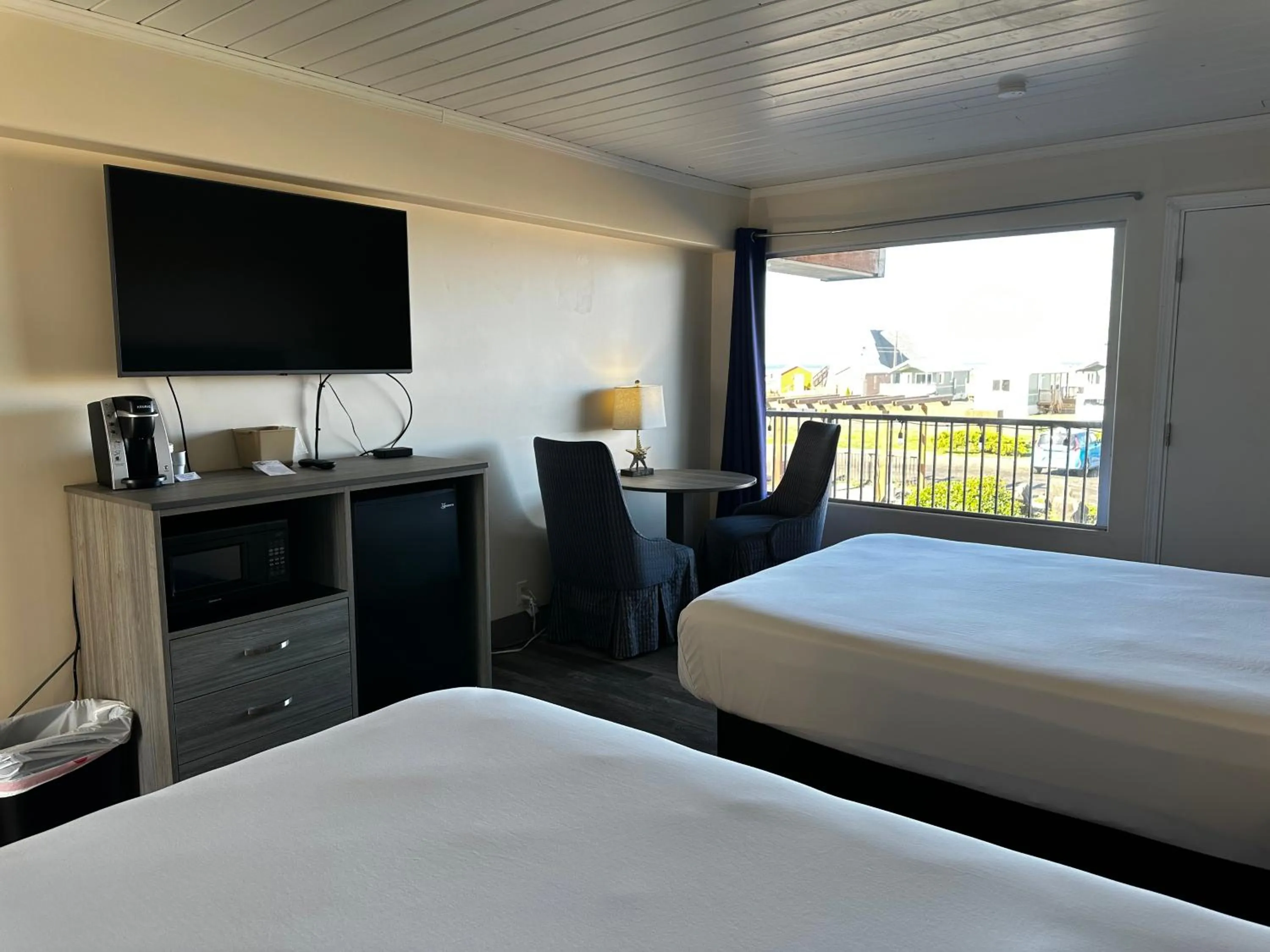 Double Queen Suite With Partial Ocean View in Westport Inn