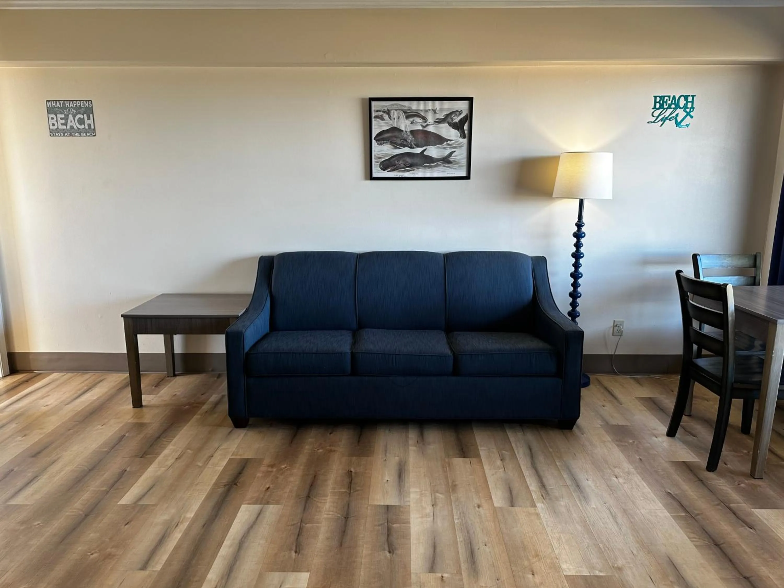 Living room in Westport Inn