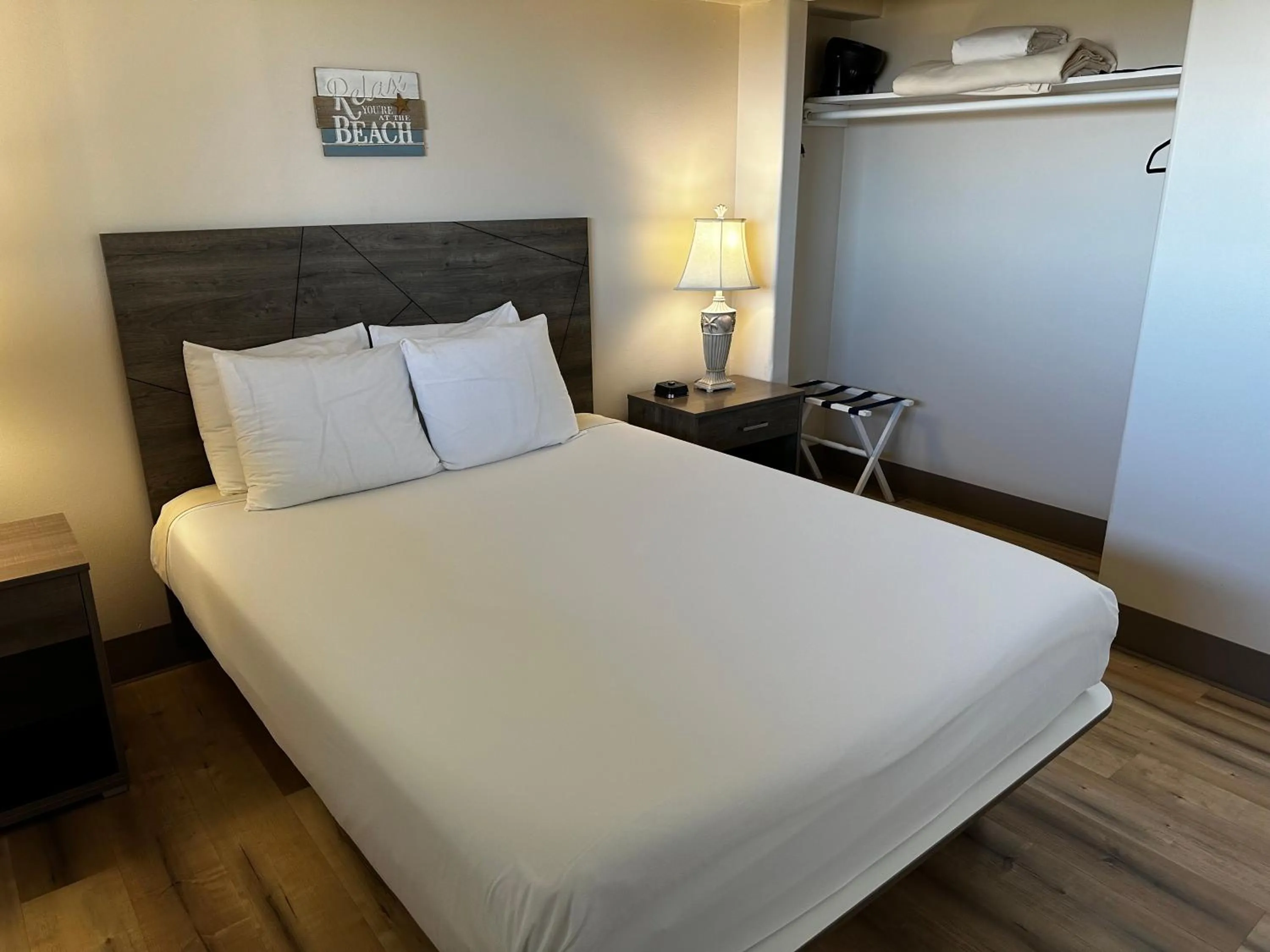 One Bedroom Suite w/Sleeper Sofa, Ocean View in Westport Inn