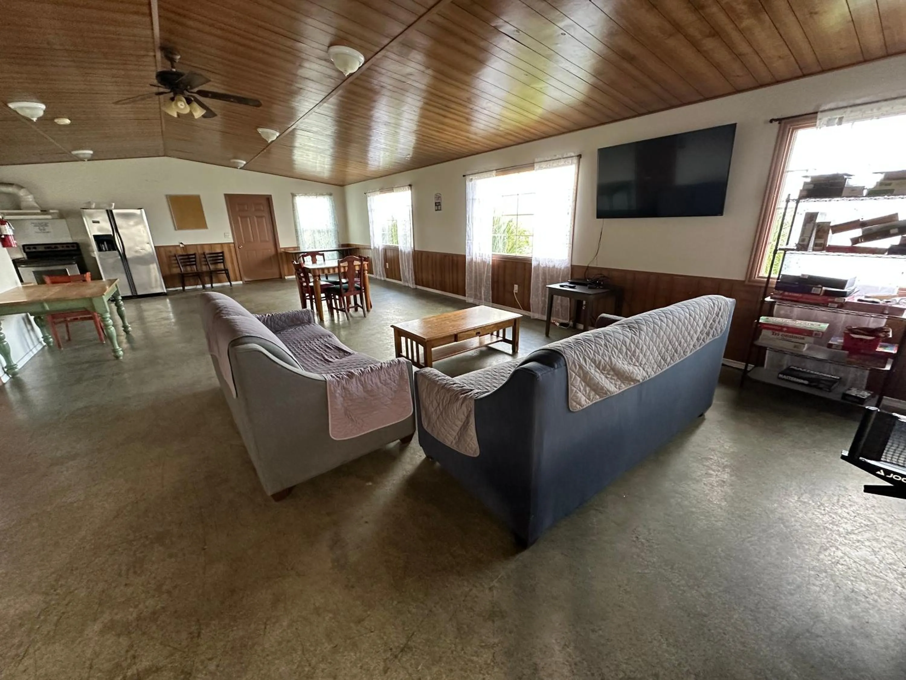 Communal lounge/ TV room in Westport Inn