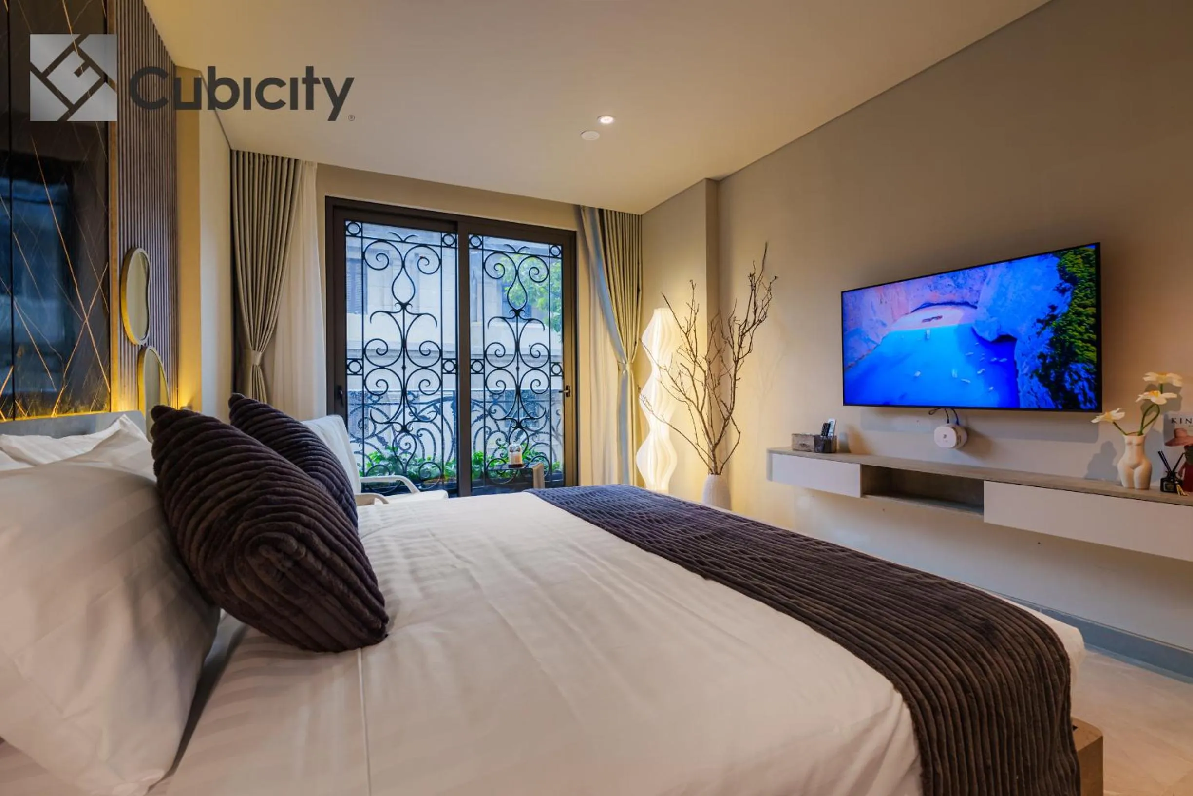 TV and multimedia, Bed in Cubicity Wall Street House