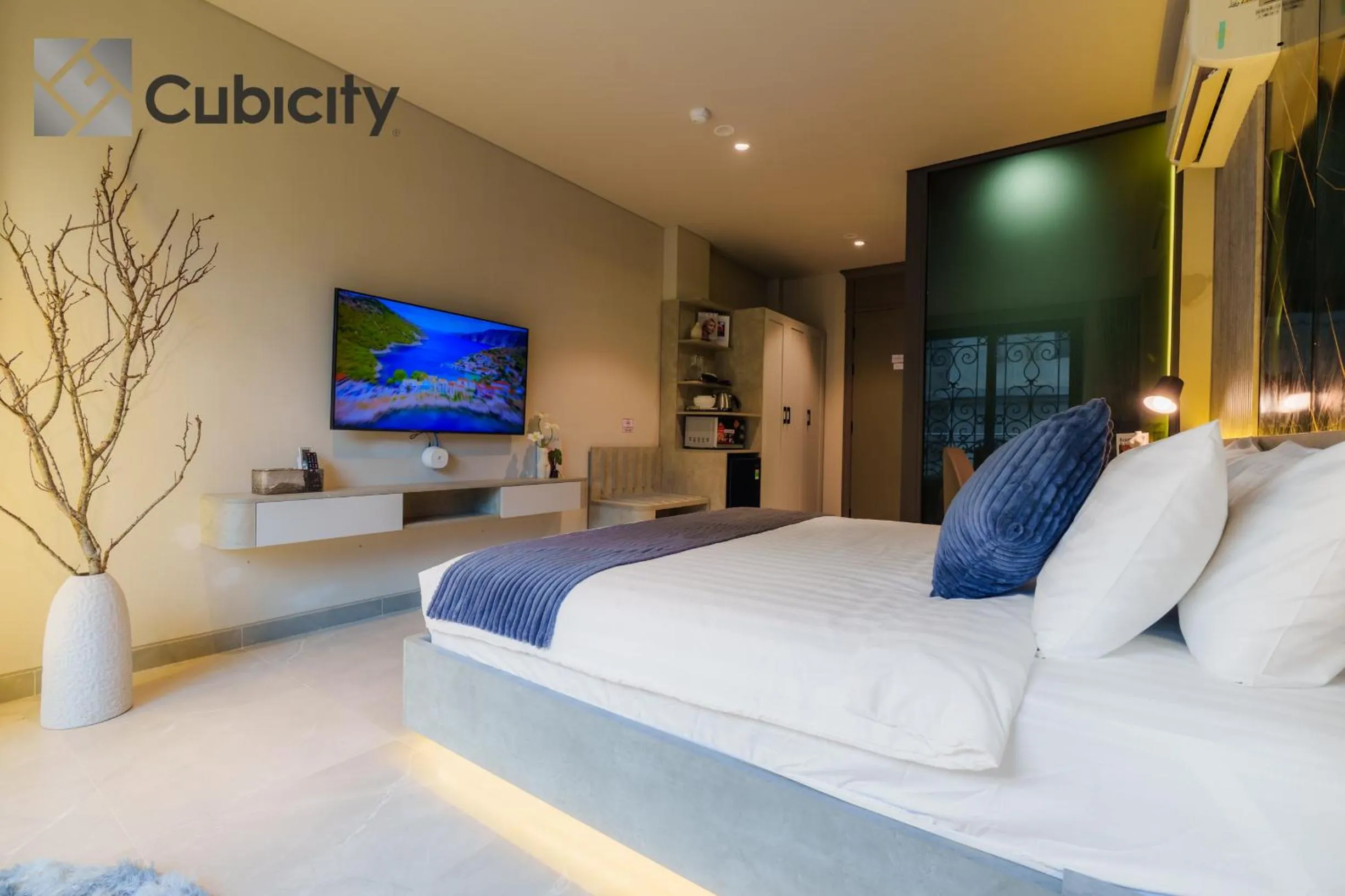 Photo of the whole room, Bed in Cubicity Wall Street House