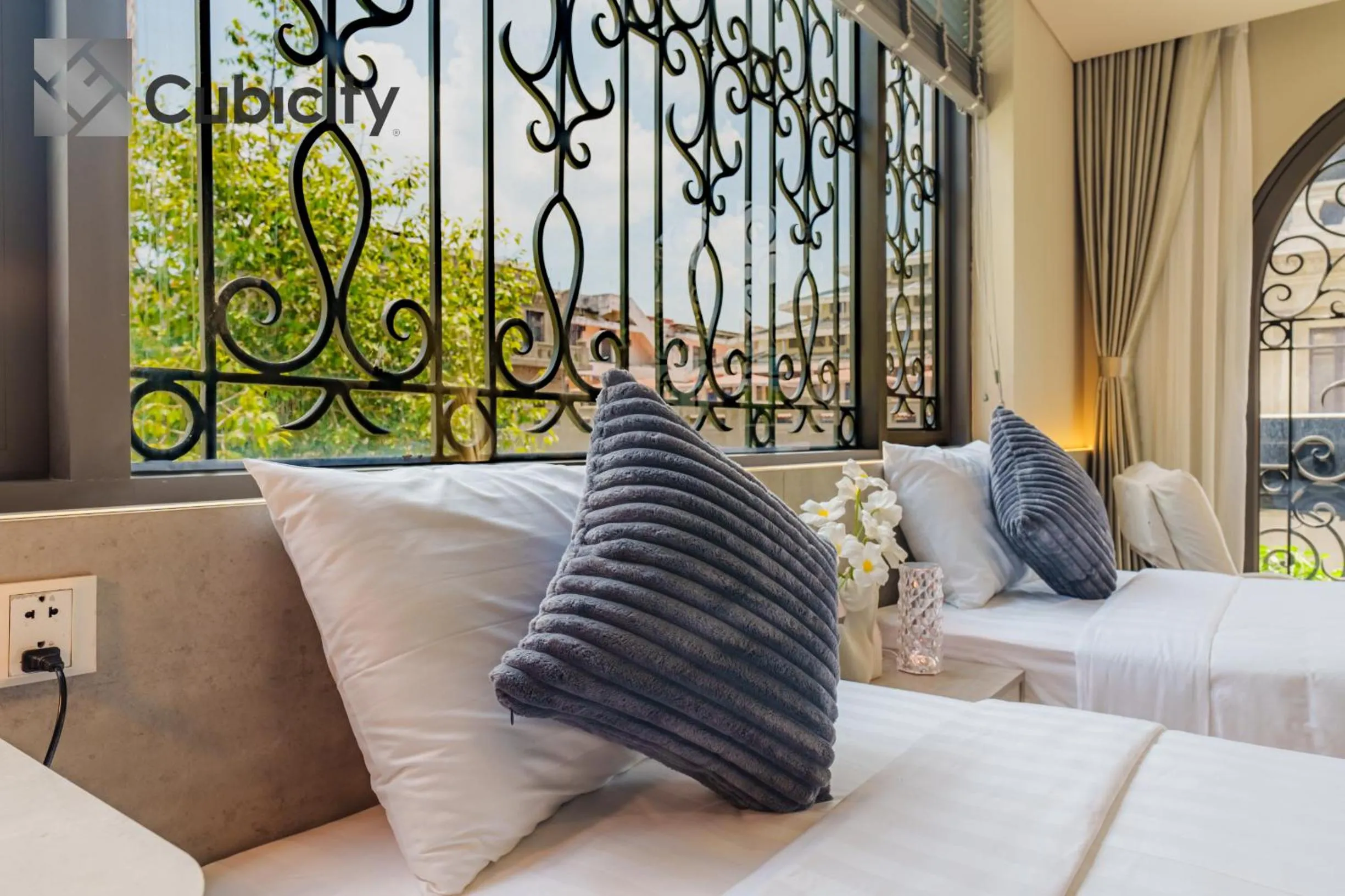 Bedroom, Bed in Cubicity Wall Street House