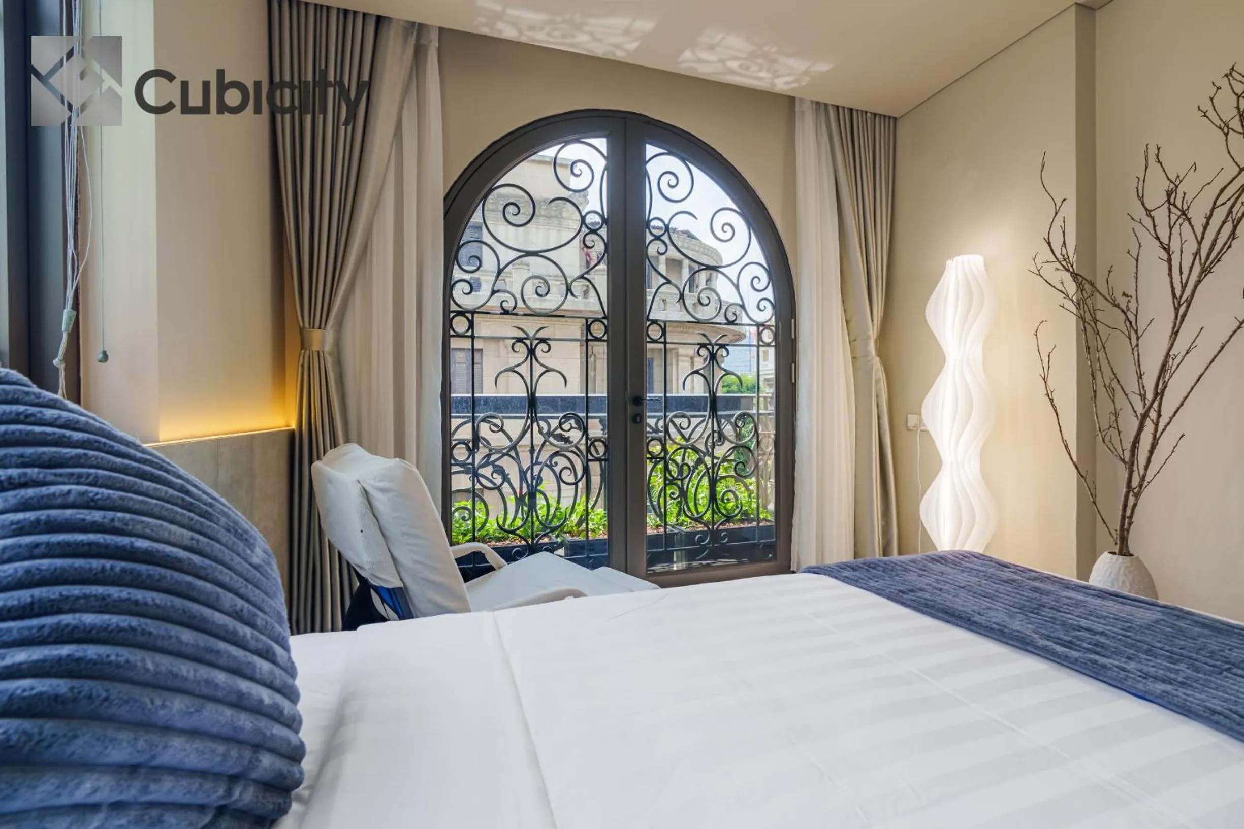 Living room, Bed in Cubicity Wall Street House