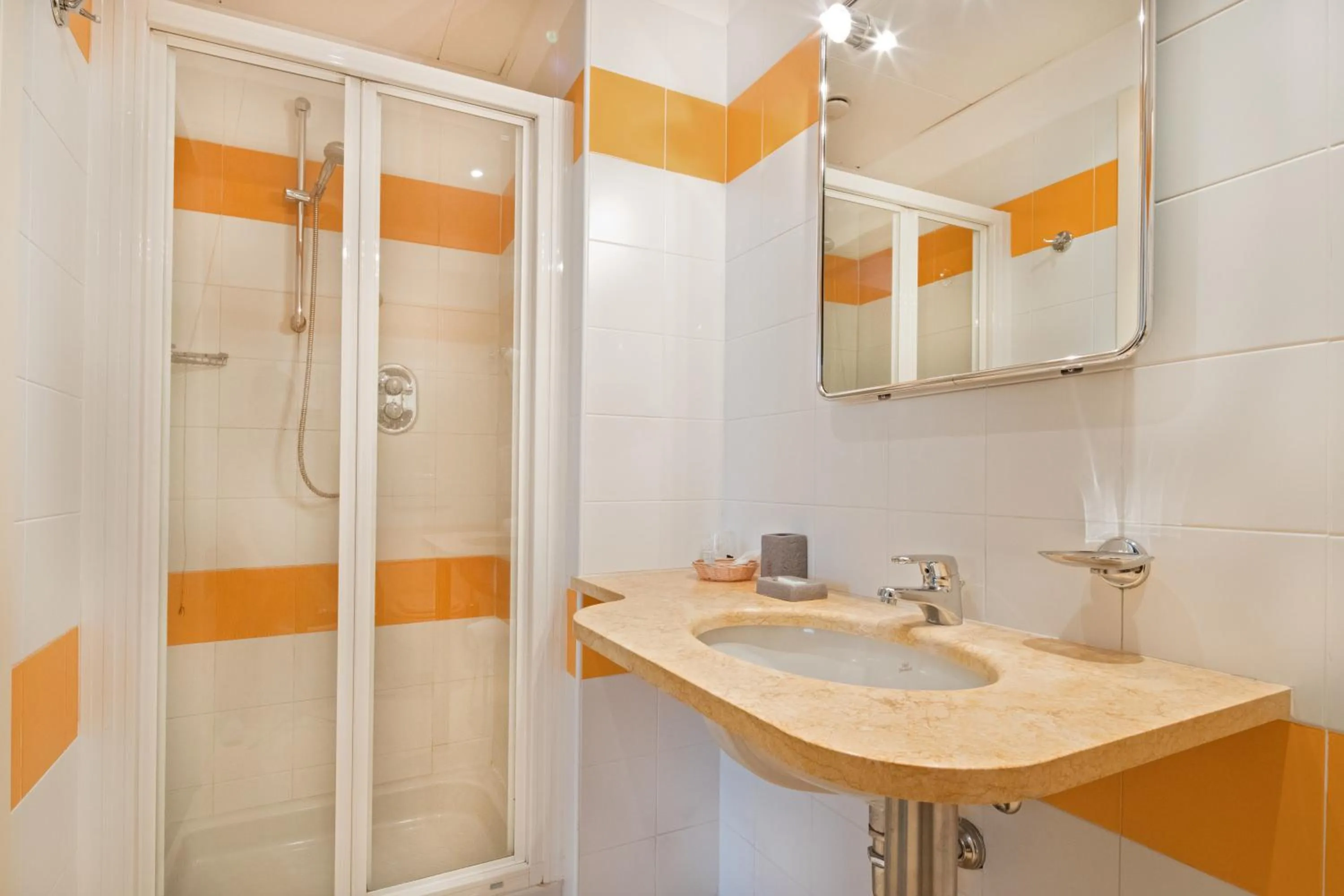 Shower in Hotel Medea