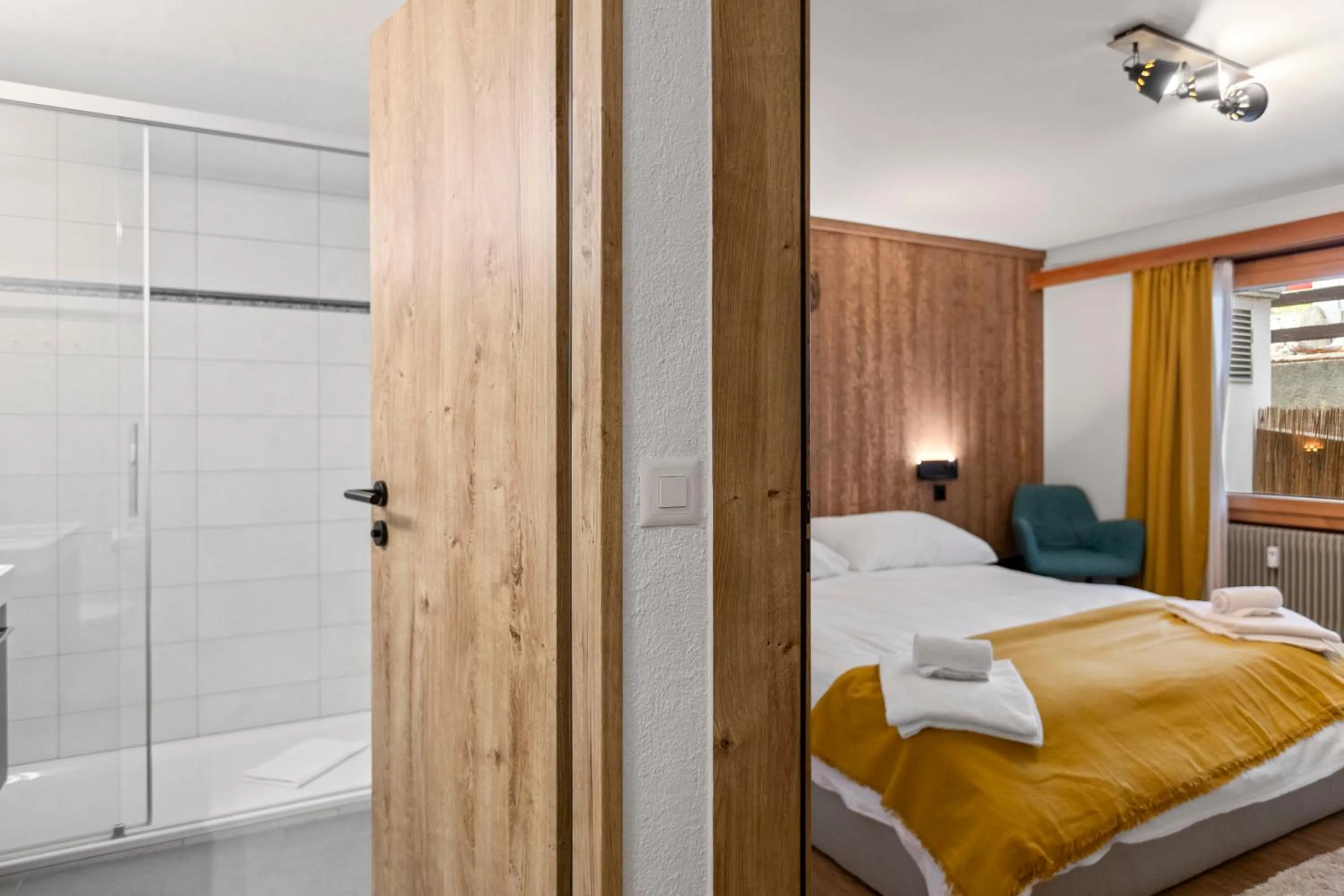 Shower, Bed in Centre de Saas-Fee - 2 chambres - balcon & patio