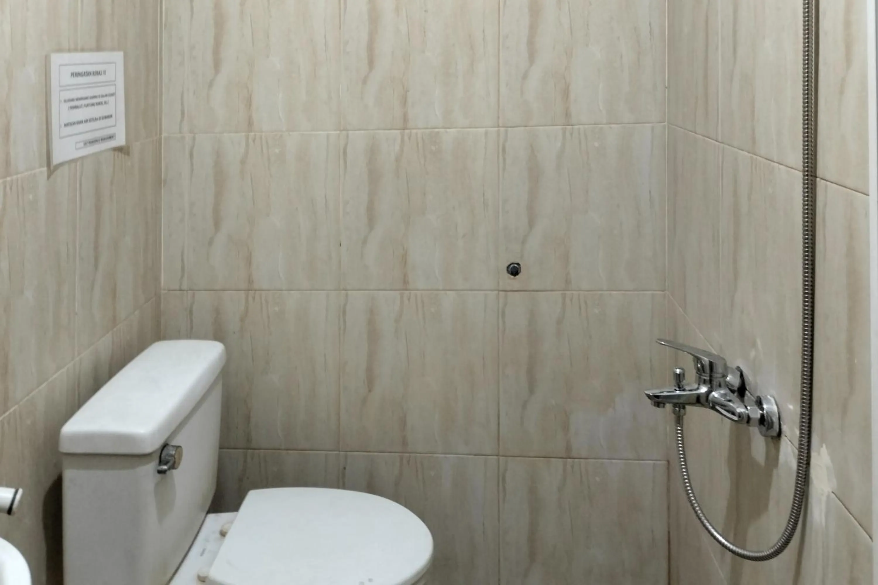 Bathroom in RedDoorz at Oxy Residence Manado