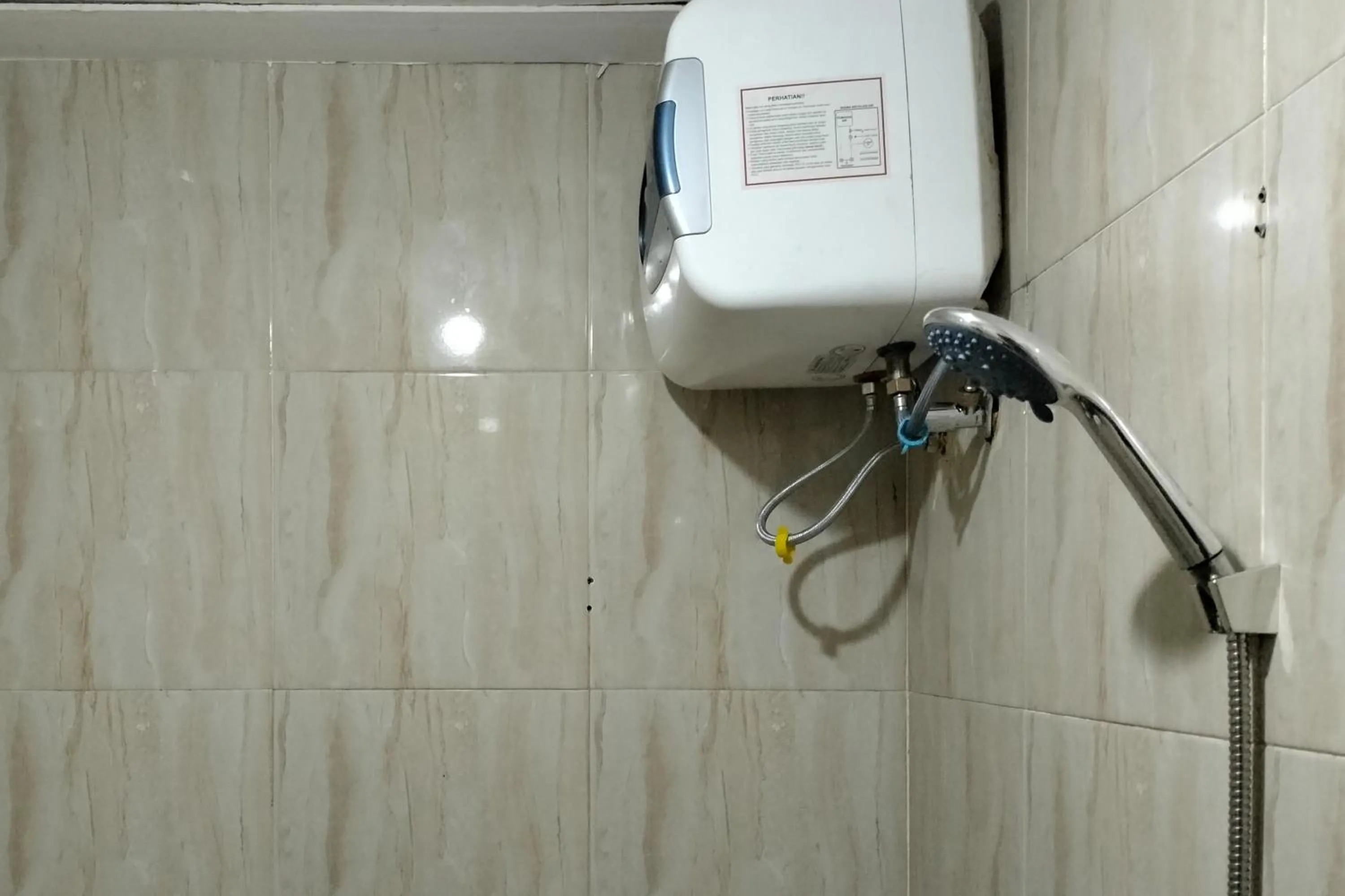 Bathroom in RedDoorz at Oxy Residence Manado