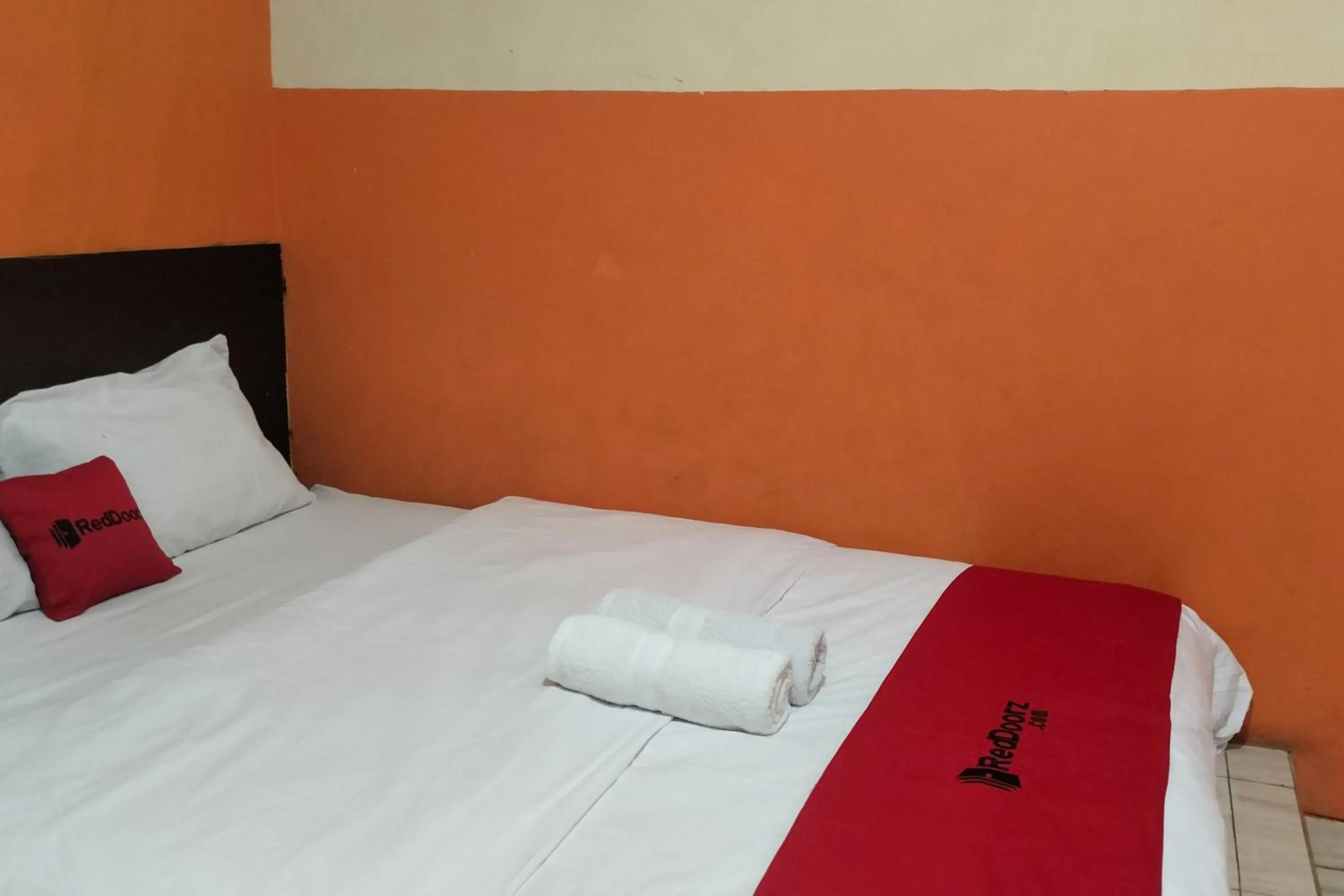 Bedroom, Bed in RedDoorz at Oxy Residence Manado