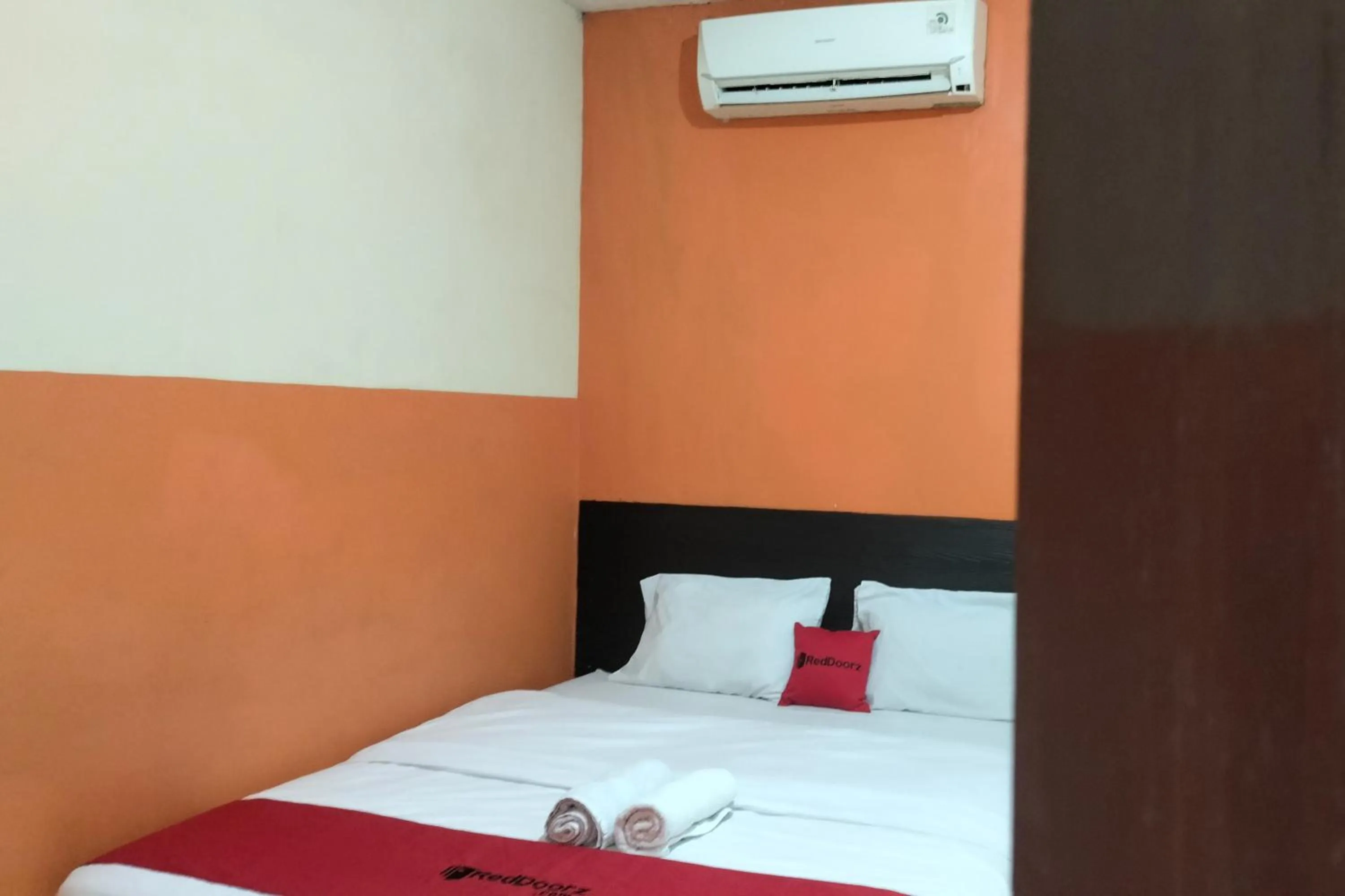 Bedroom, Bed in RedDoorz at Oxy Residence Manado