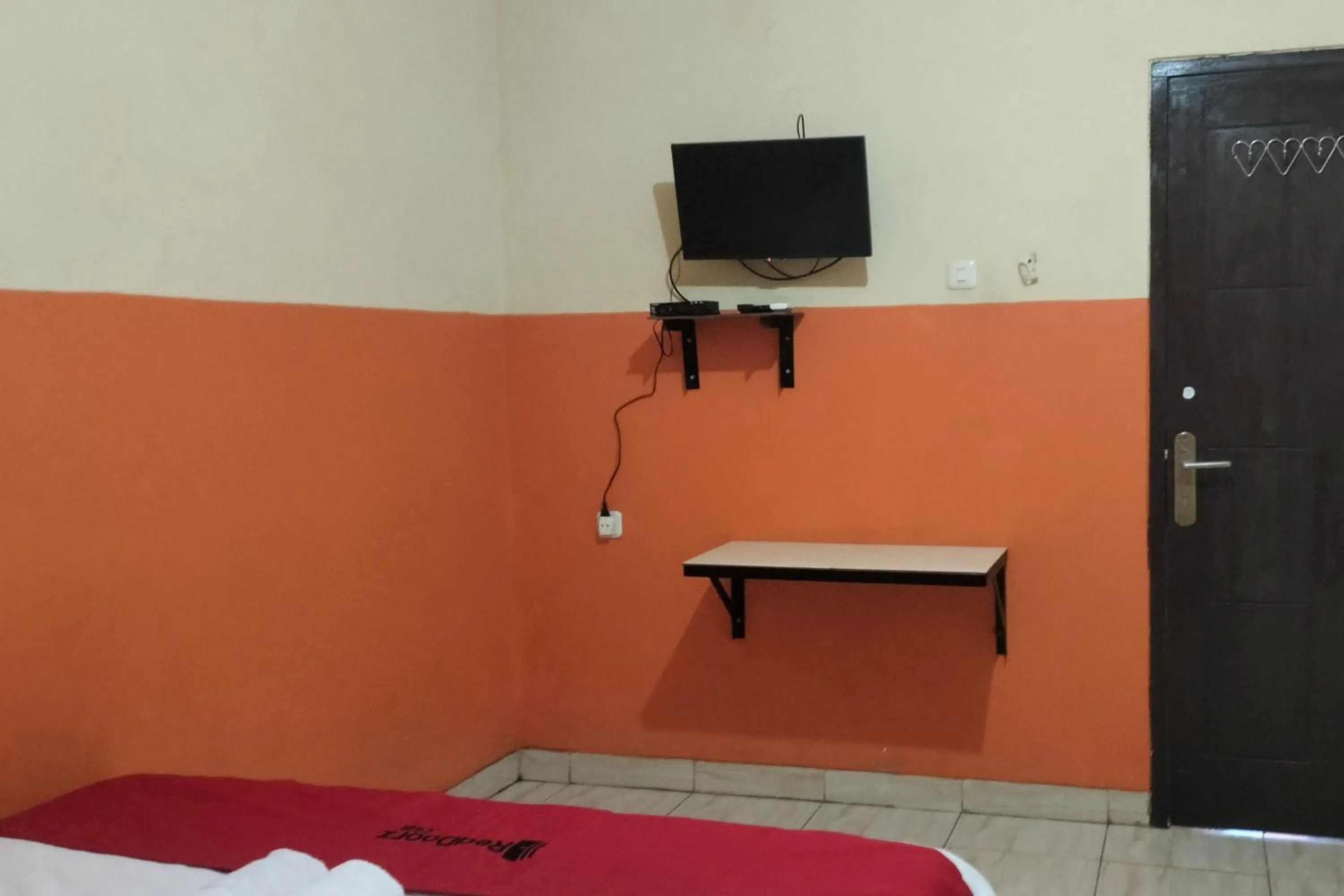 Bedroom, Bed in RedDoorz at Oxy Residence Manado