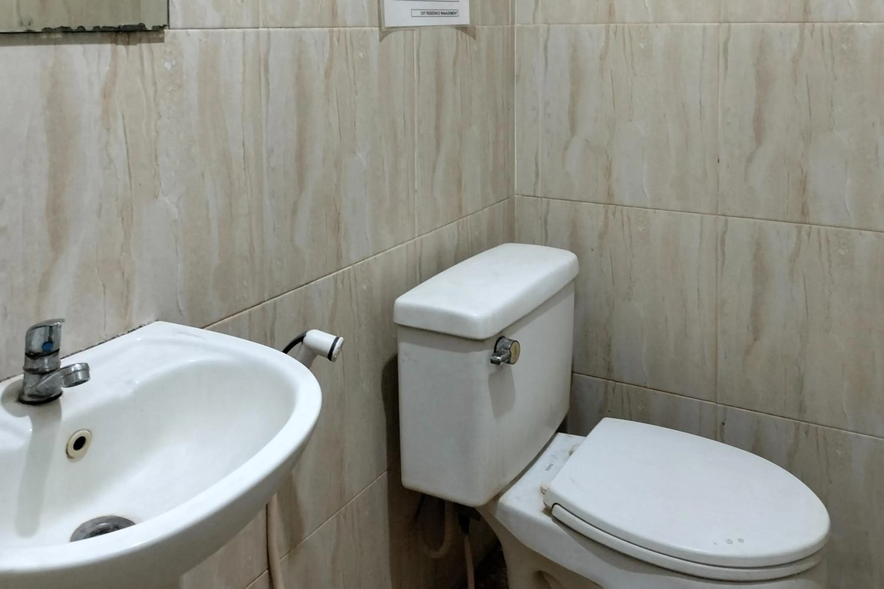 Bathroom in RedDoorz at Oxy Residence Manado