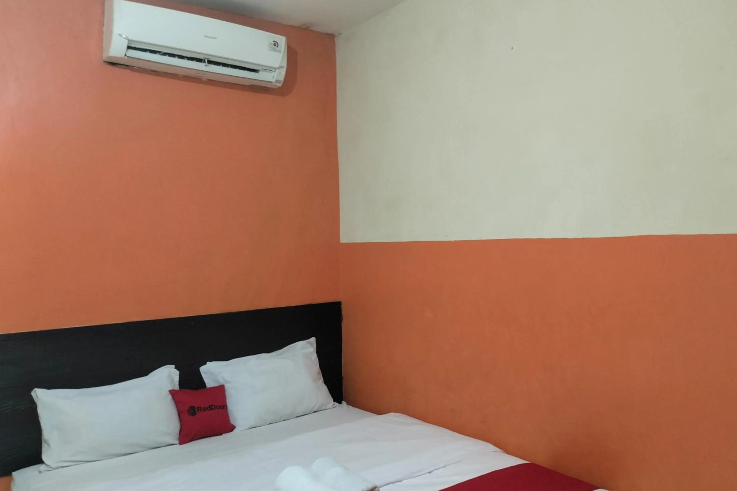 Bedroom, Bed in RedDoorz at Oxy Residence Manado