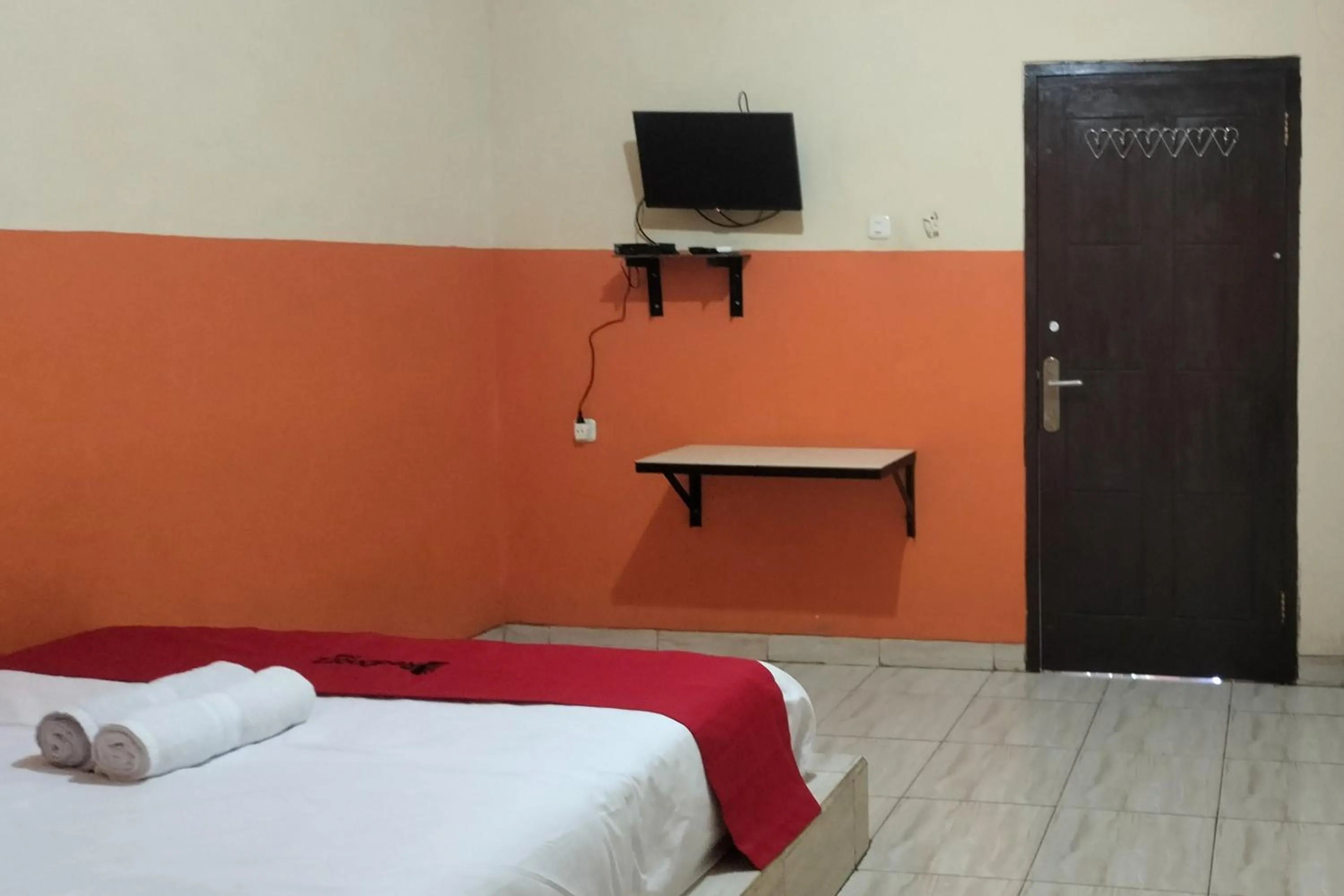 Bedroom, Bed in RedDoorz at Oxy Residence Manado