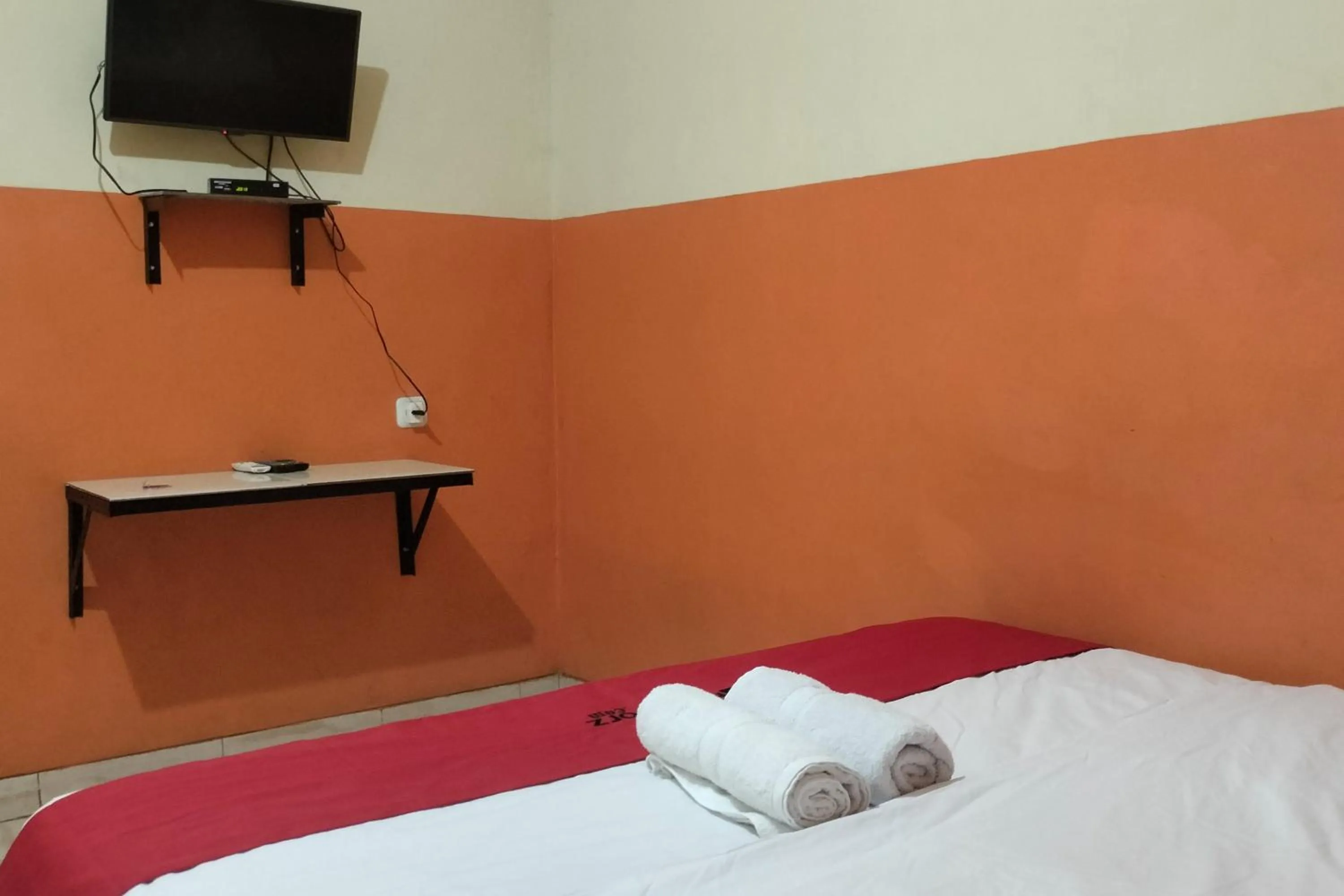 Bedroom, Bed in RedDoorz at Oxy Residence Manado