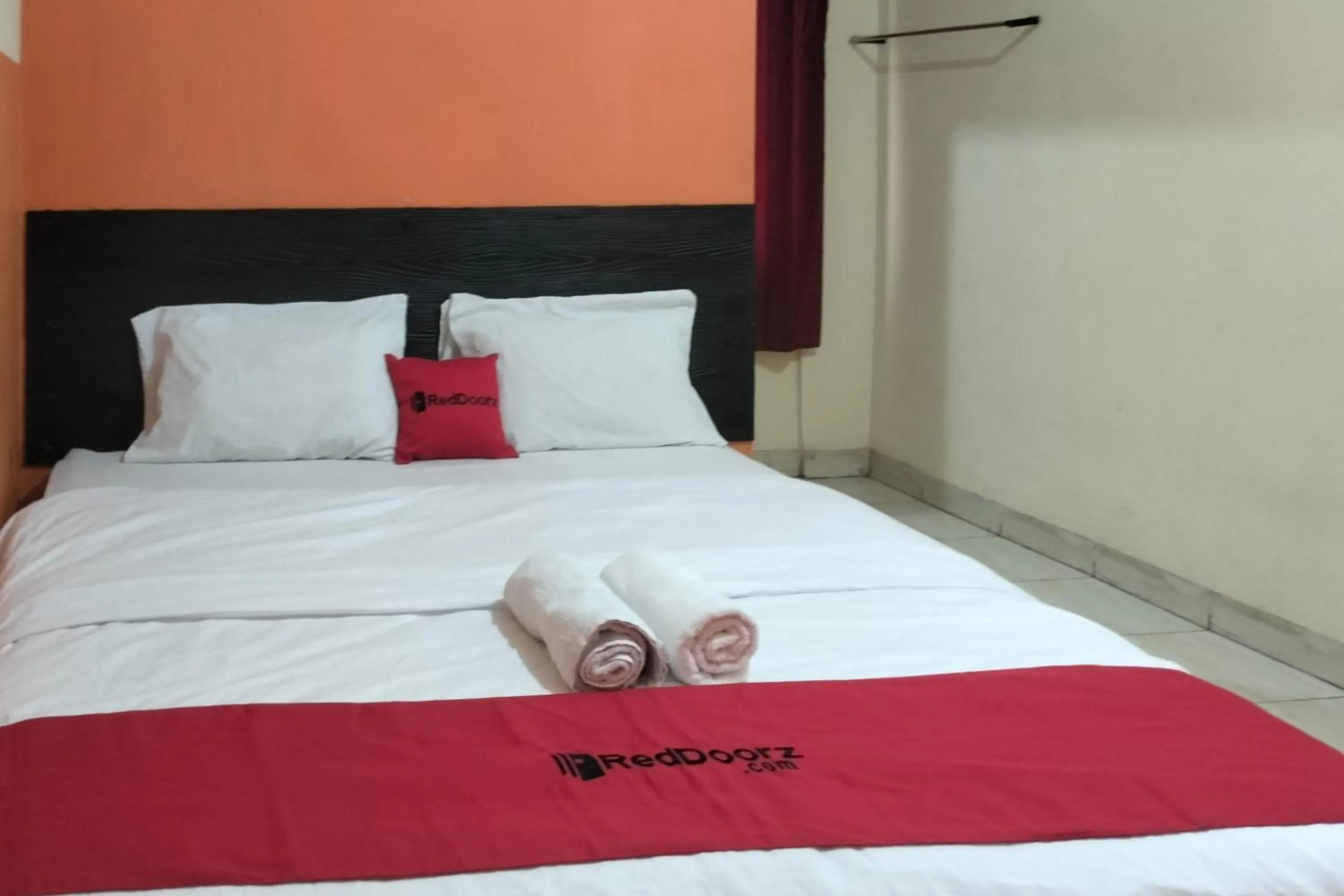 Bedroom, Bed in RedDoorz at Oxy Residence Manado