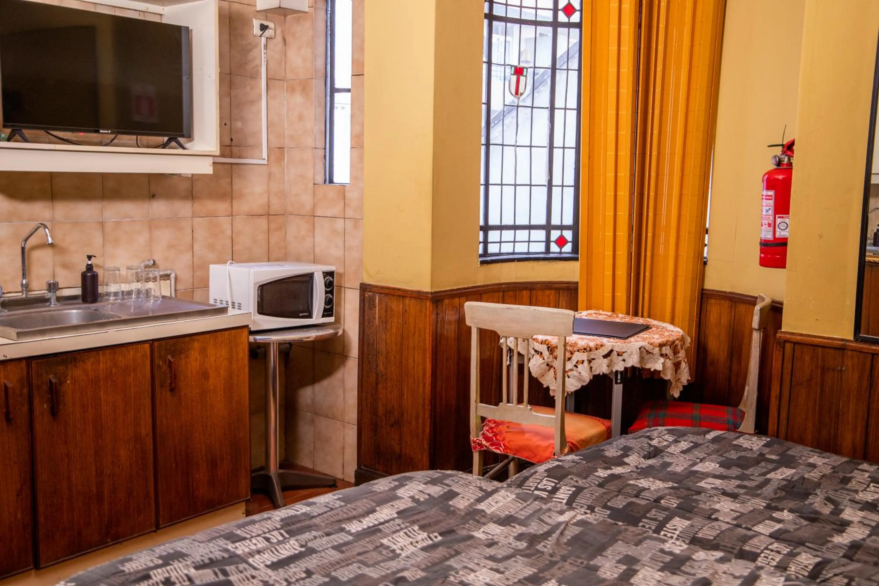 Bathroom, Bed in Hotel La Castellana