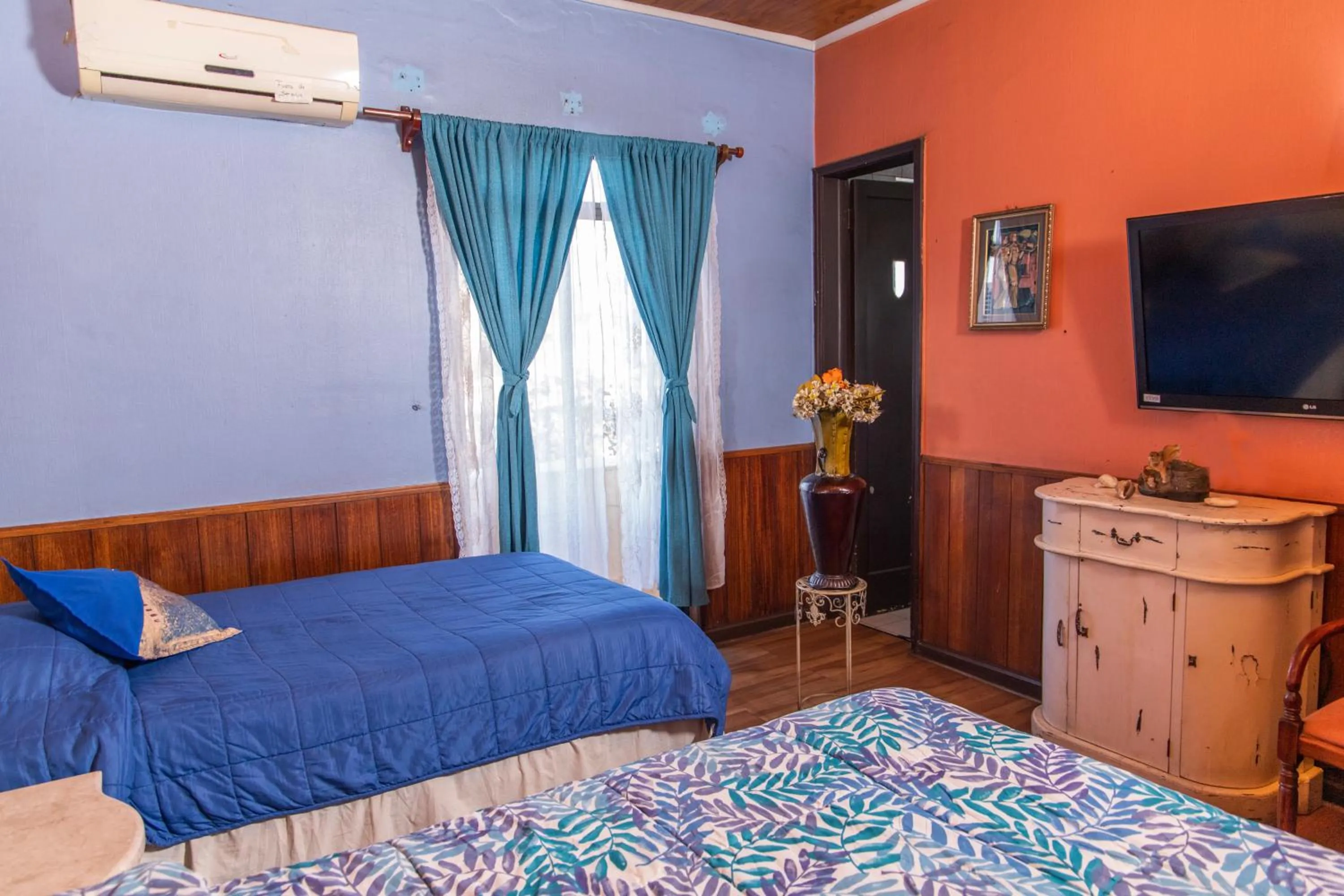 Bathroom, Bed in Hotel La Castellana