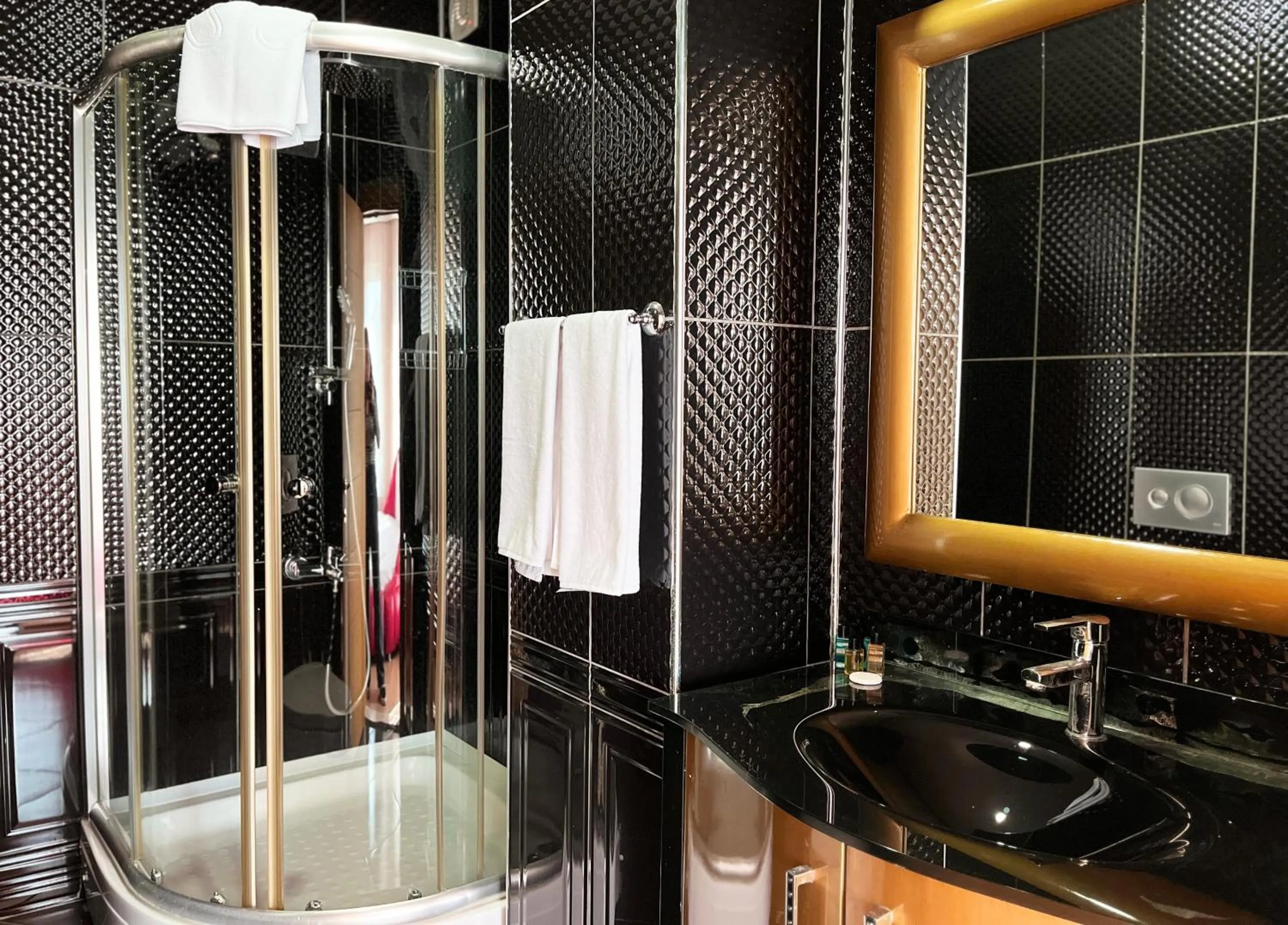 Shower in Ottoman Hotel Sakarya