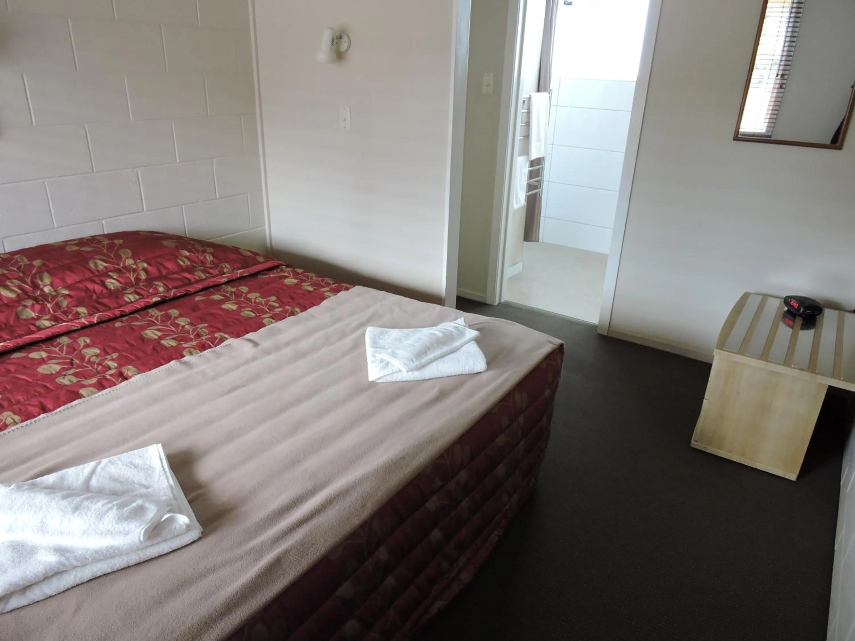 Bedroom, Bed in Maple Lodge Motel