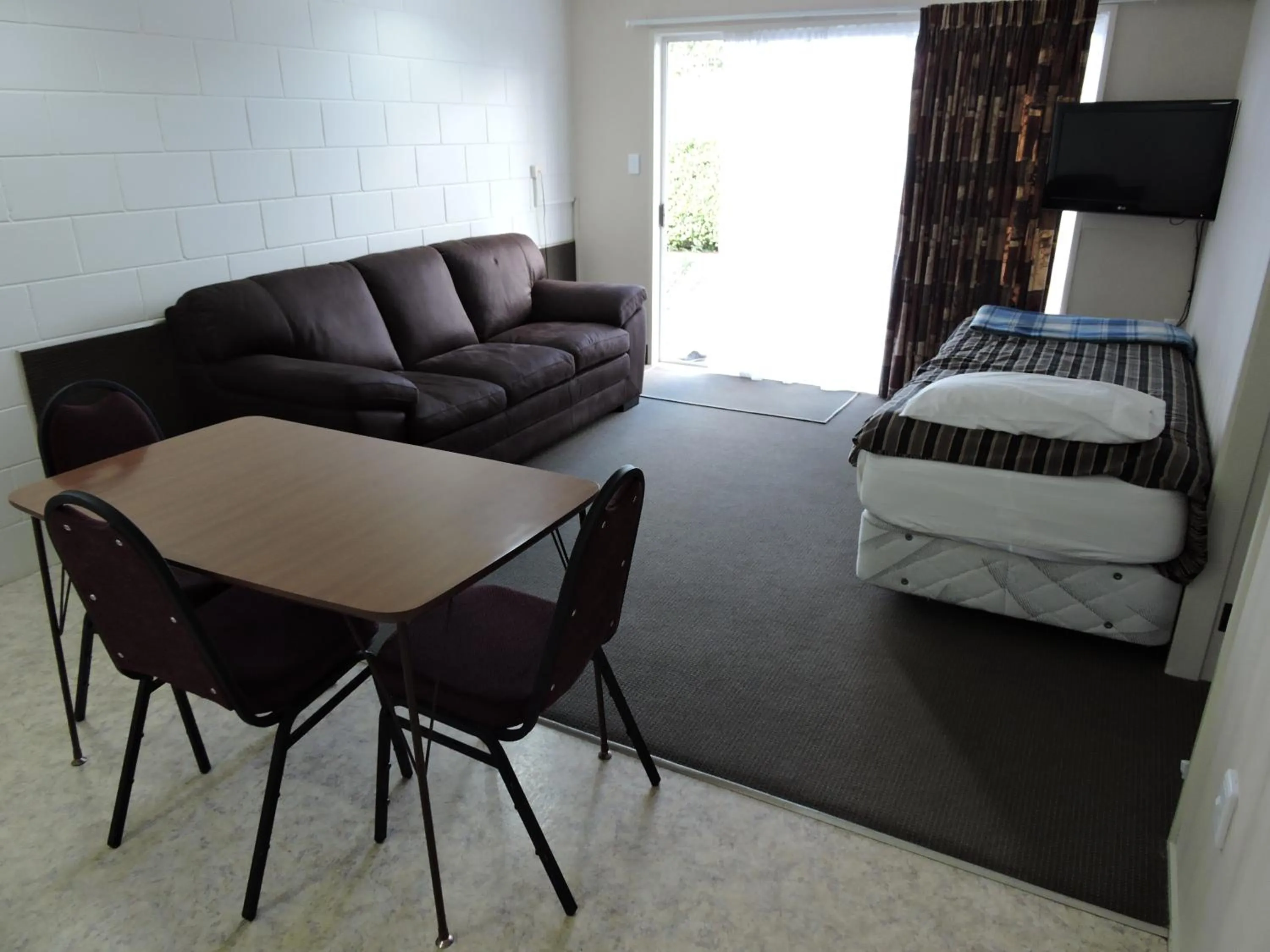 Living room, Bed in Maple Lodge Motel