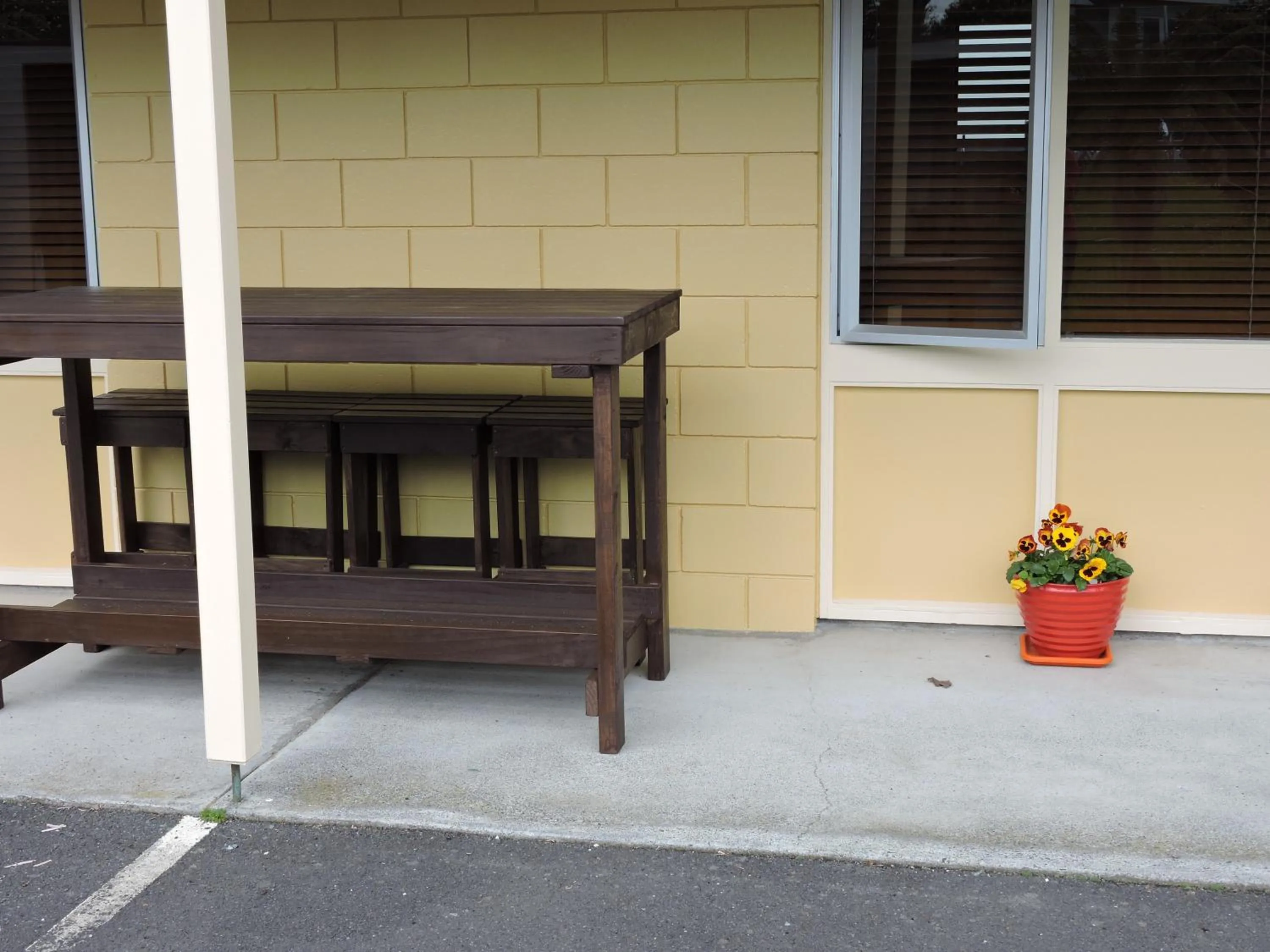 Day in Maple Lodge Motel